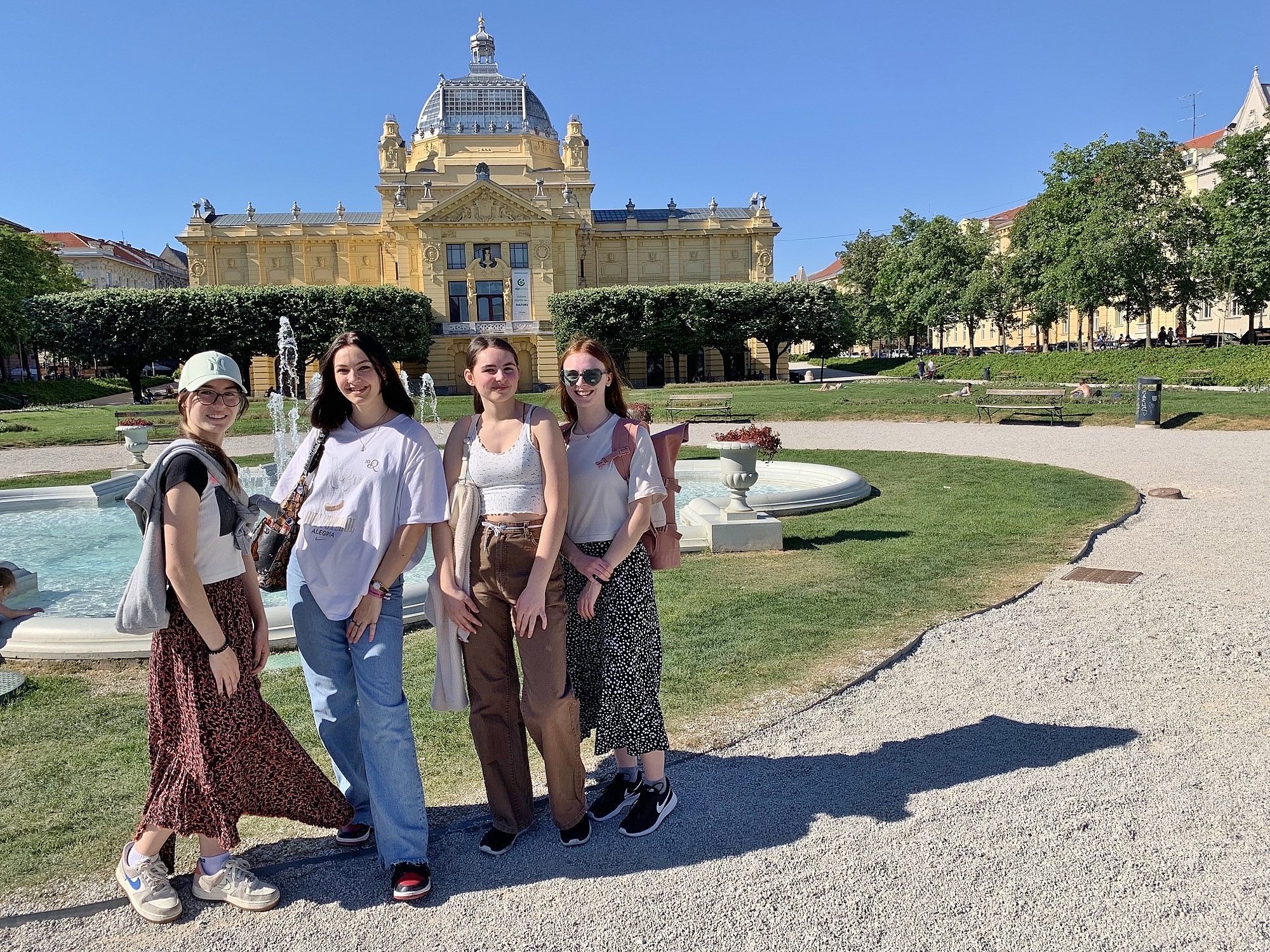Die vier Jugendbotschafterinnen der HTL Dornbirn waren begeistert von Zagreb und dem gut organisierten Event. Die vier Jugendbotschafterinnen der HTL Dornbirn waren begeistert von Zagreb und dem gut organisierten Event.