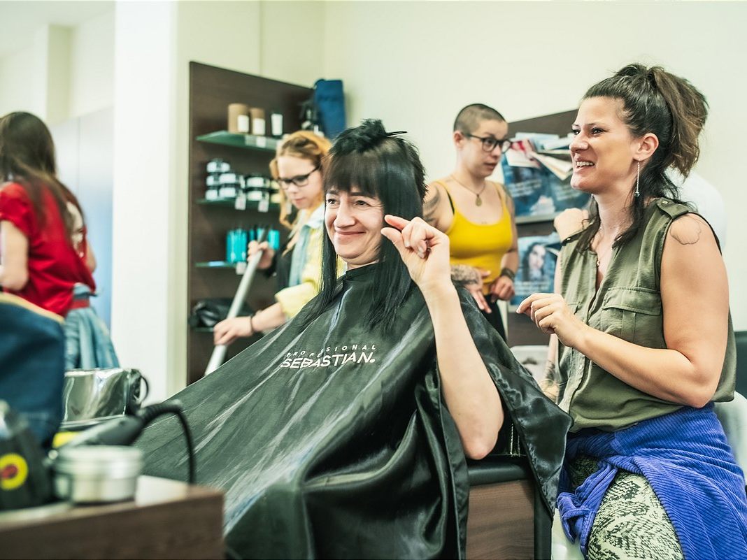 Die Friseure kommunizierten in Gebärdensprache mit den gehörlosen Flüchtlingen