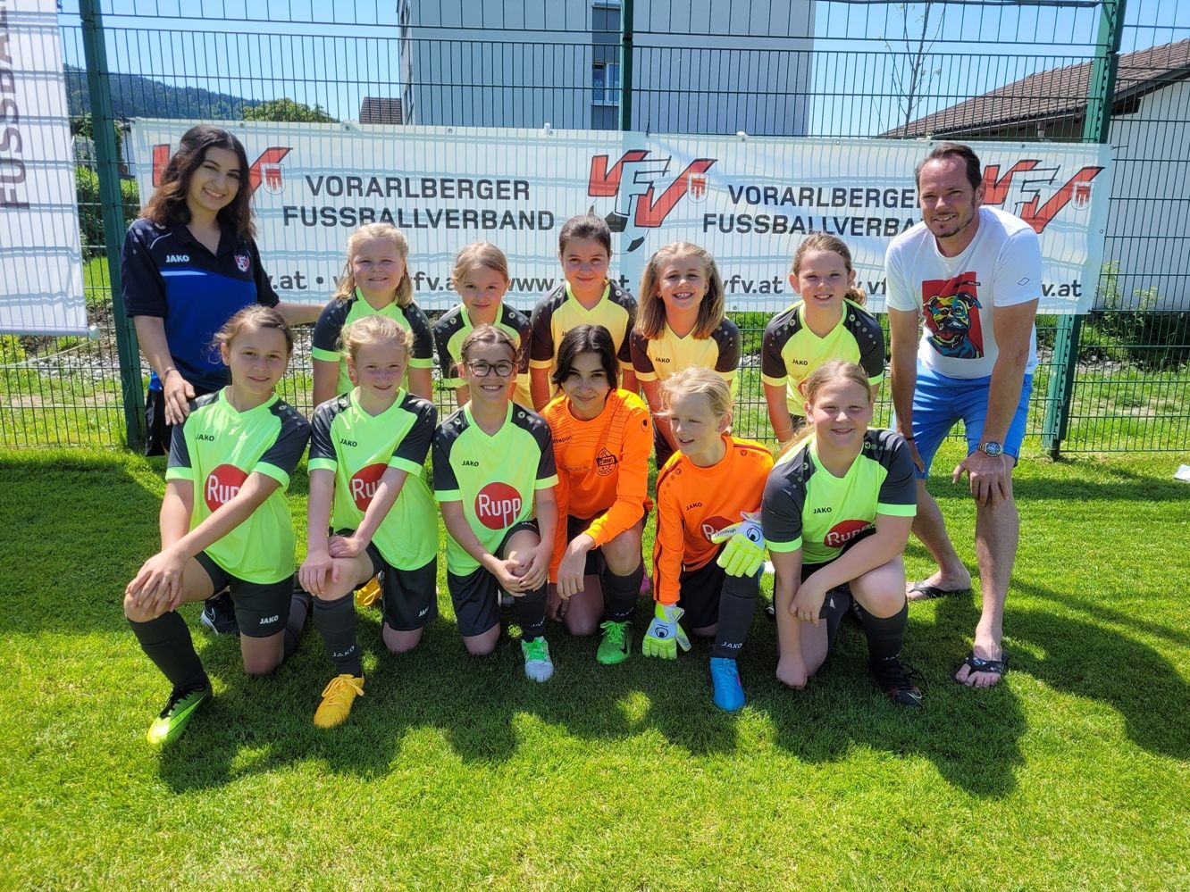 Im Bild die U12-Mädchen-Teams der SPG Leiblachtal A und B mit ihrer Trainerin Dilara Cenik und Dress-Sponsor Christoph Rupp von Rupp Food Austria in Hörbranz.