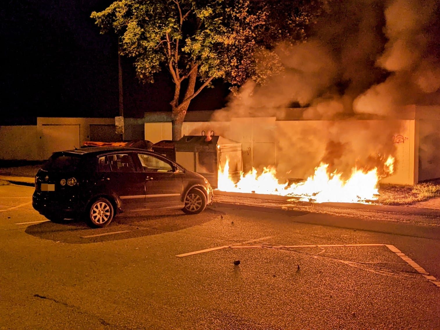 Der Brand eines Müllcontainers griff in der Nacht auf Montag auf ein Fahrzeug in Maria Enzersdorf über. Der Brand eines Müllcontainers griff in der Nacht auf Montag auf ein Fahrzeug in Maria Enzersdorf über.