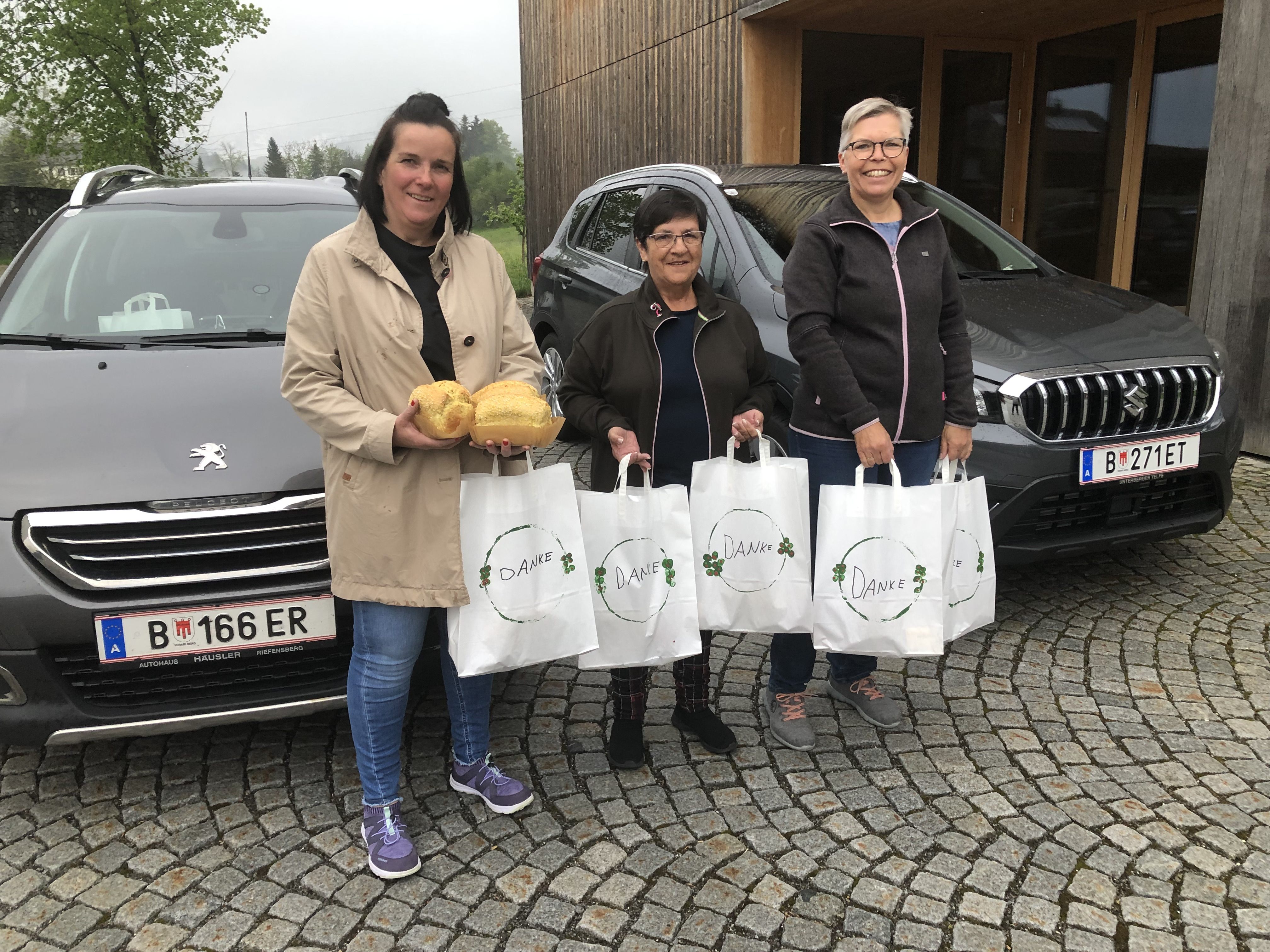 Die Vorstandsmitglieder Elke Geiger, Regina Forster und Doris Fink verteilten die Taschen an die Haustüren.