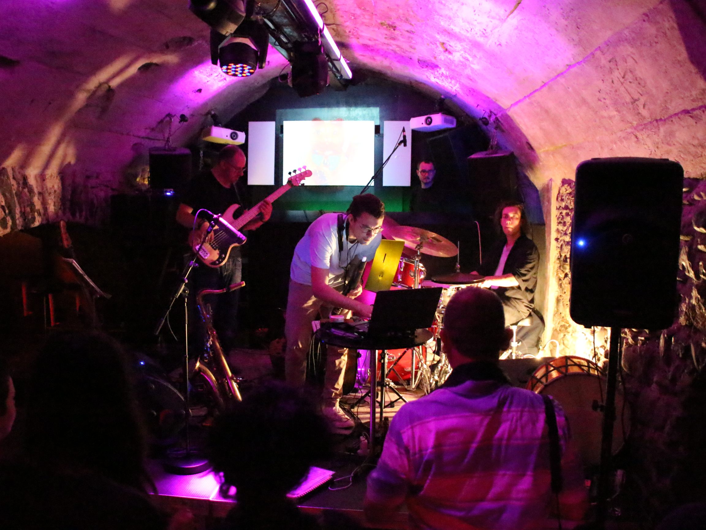 Kreativ improvisierte das Kabel Trio im Rauch Club auf ungewöhnlichen Instrumenten.
