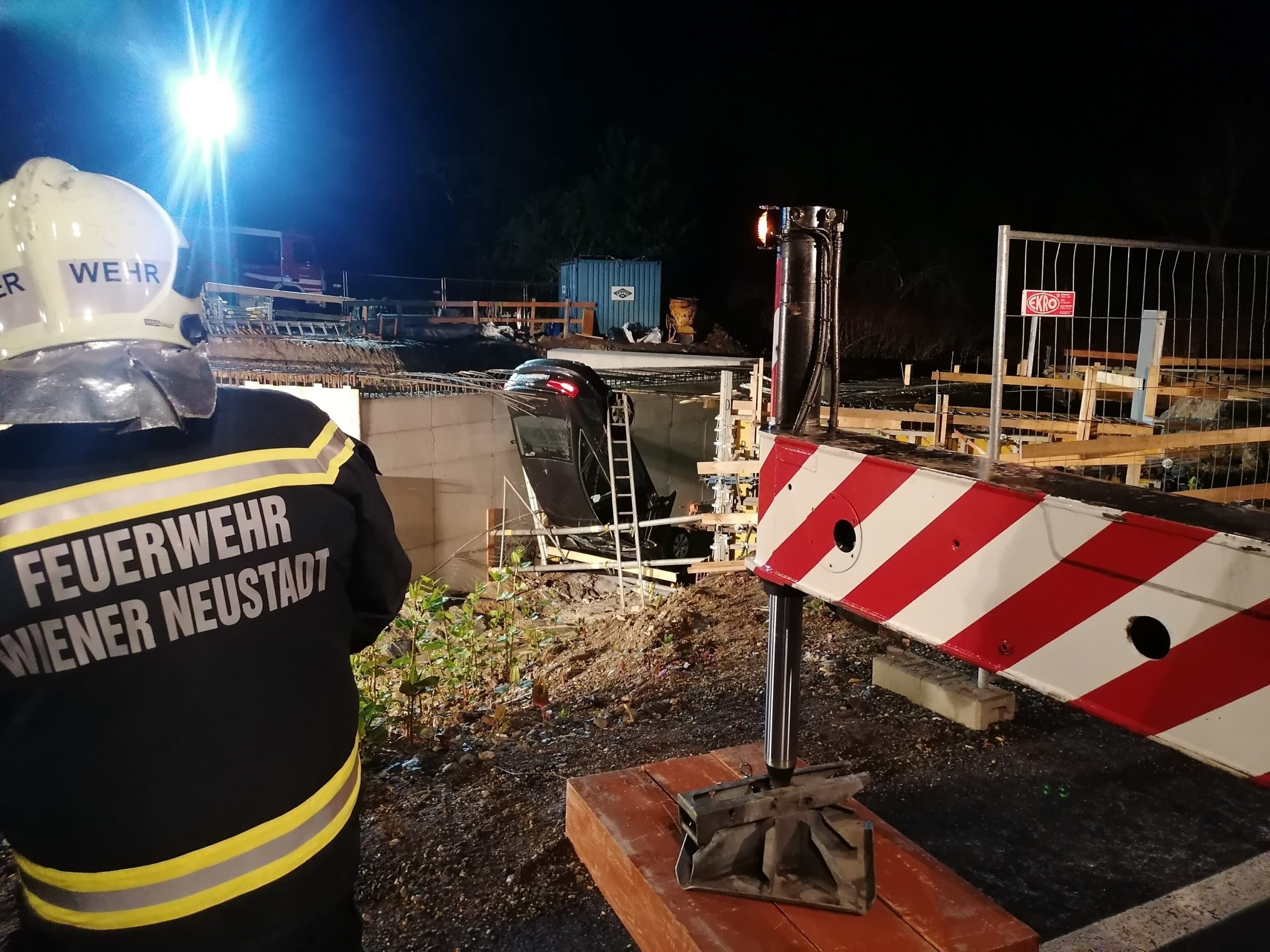 Ein Pkw war in einer Baugrube gelandet