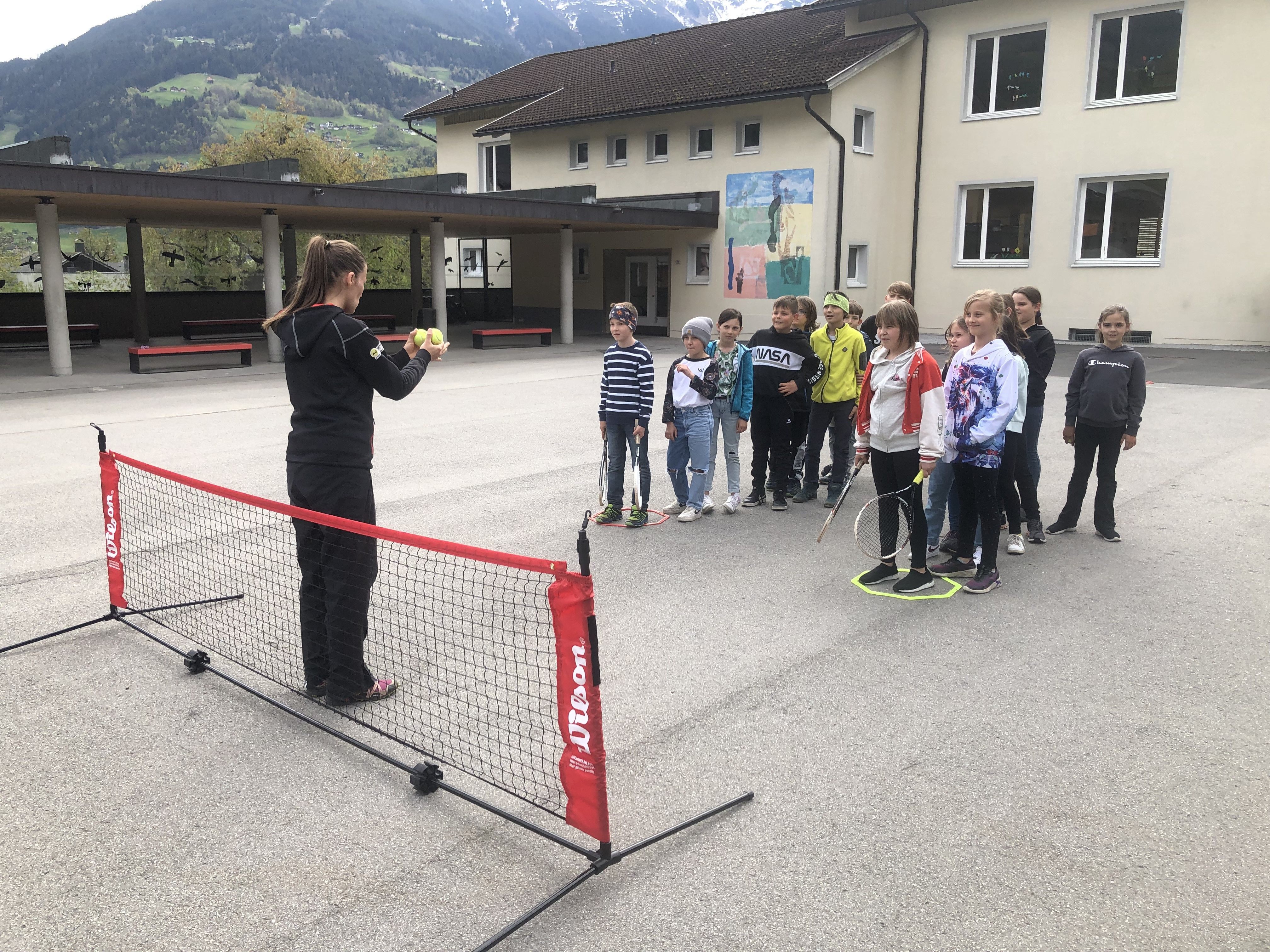 Die beiden Trainer des TC Montafon brachten den Kindern den Tennissport etwas näher