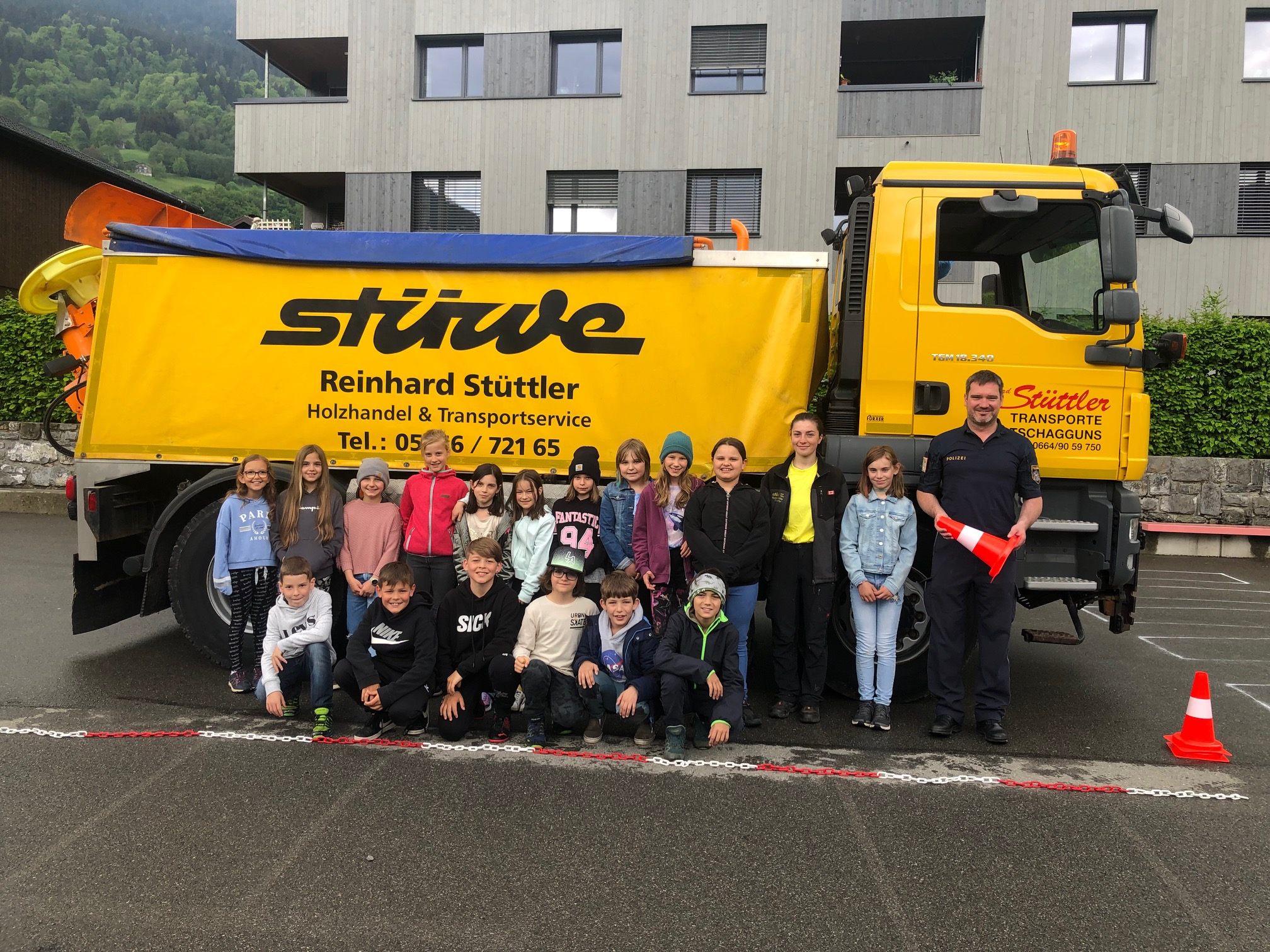 Bei der Aktion „Toter Winkel“ erlebten die Kinder hautnah die gefährlichen Situationen.