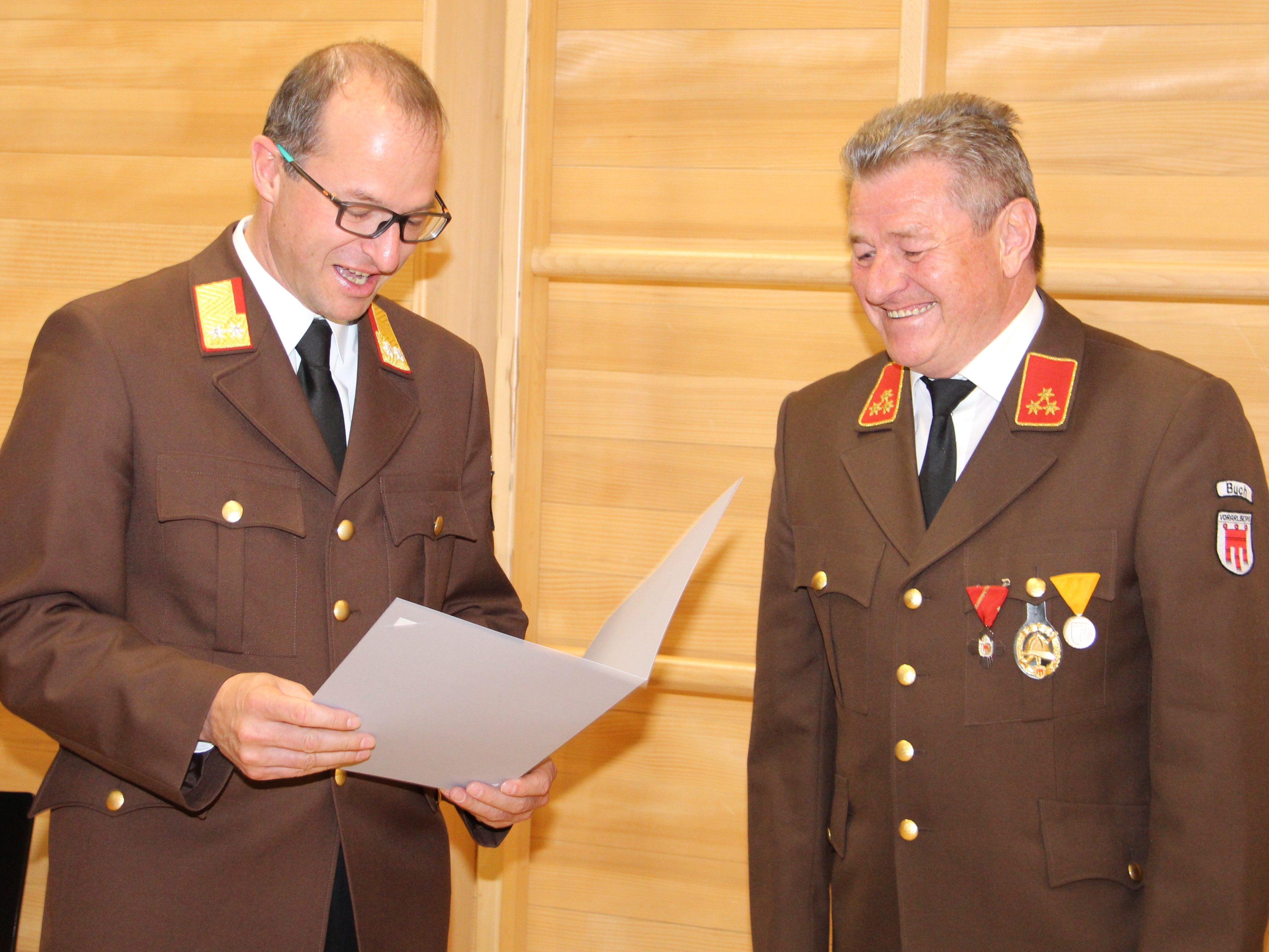Zum halbrunden Jubiläum der OF Buch wurde Ehrenkommandant Herbert Hopfner mit der Feuerwehrmedaille des Landes in Gold ausgezeichnet. Zum halbrunden Jubiläum der OF Buch wurde Ehrenkommandant Herbert Hopfner mit der Feuerwehrmedaille des Landes in Gold ausgezeichnet.