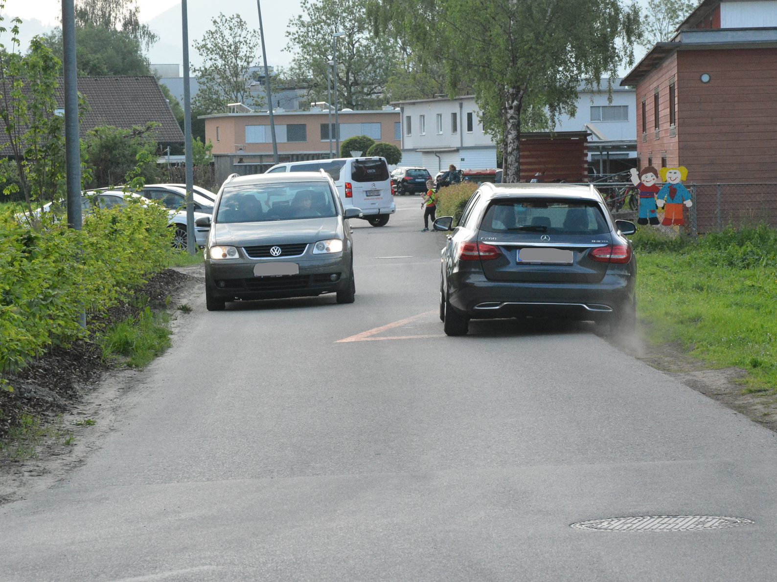 Das letzte Stück zum Kindergarten am Schlatt ist für die Kinder zu einem gefährlichen Unterfangen geworden. Der temporär eingerichtete Gehweg ist weg.