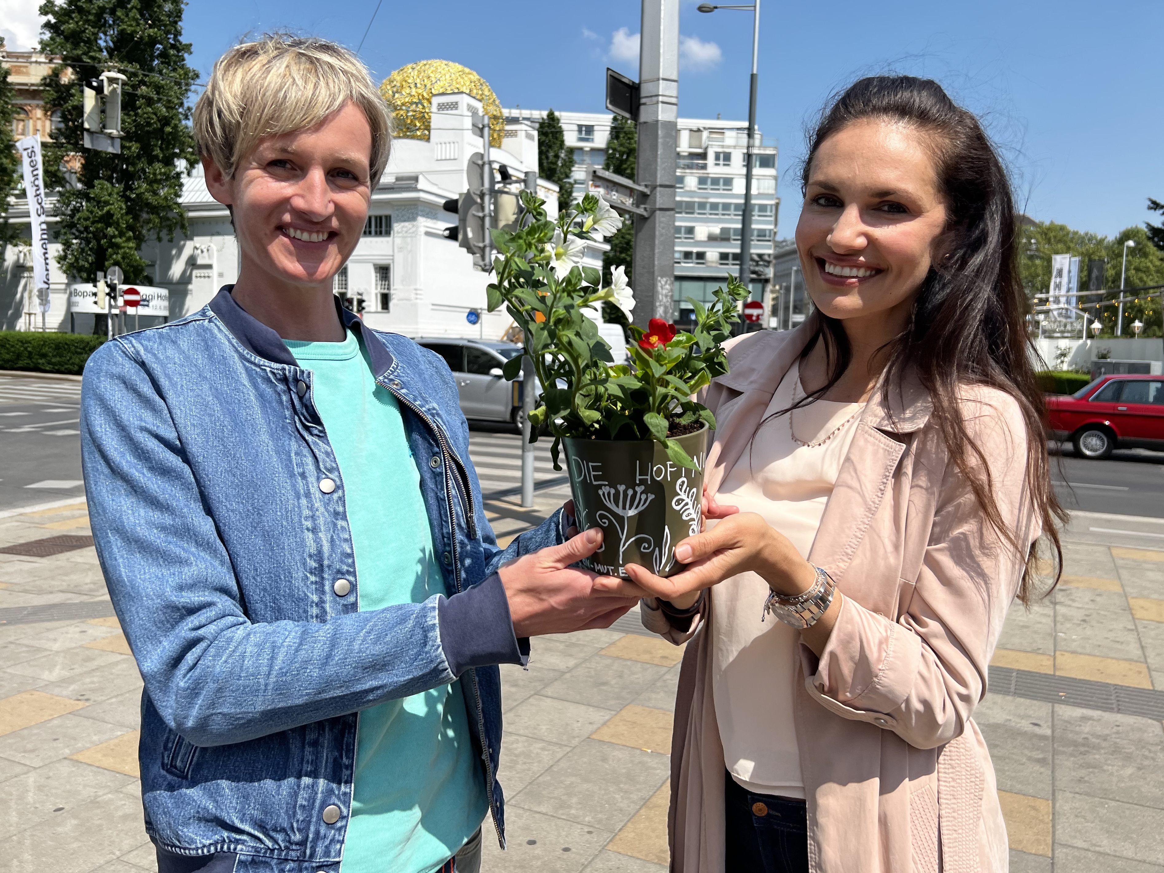 Der Verein MUT rettet und verschenkt Pflanzen. Auch Model Tanja Duhovich durfte sich hüber ein grünes Geschenk freuen.