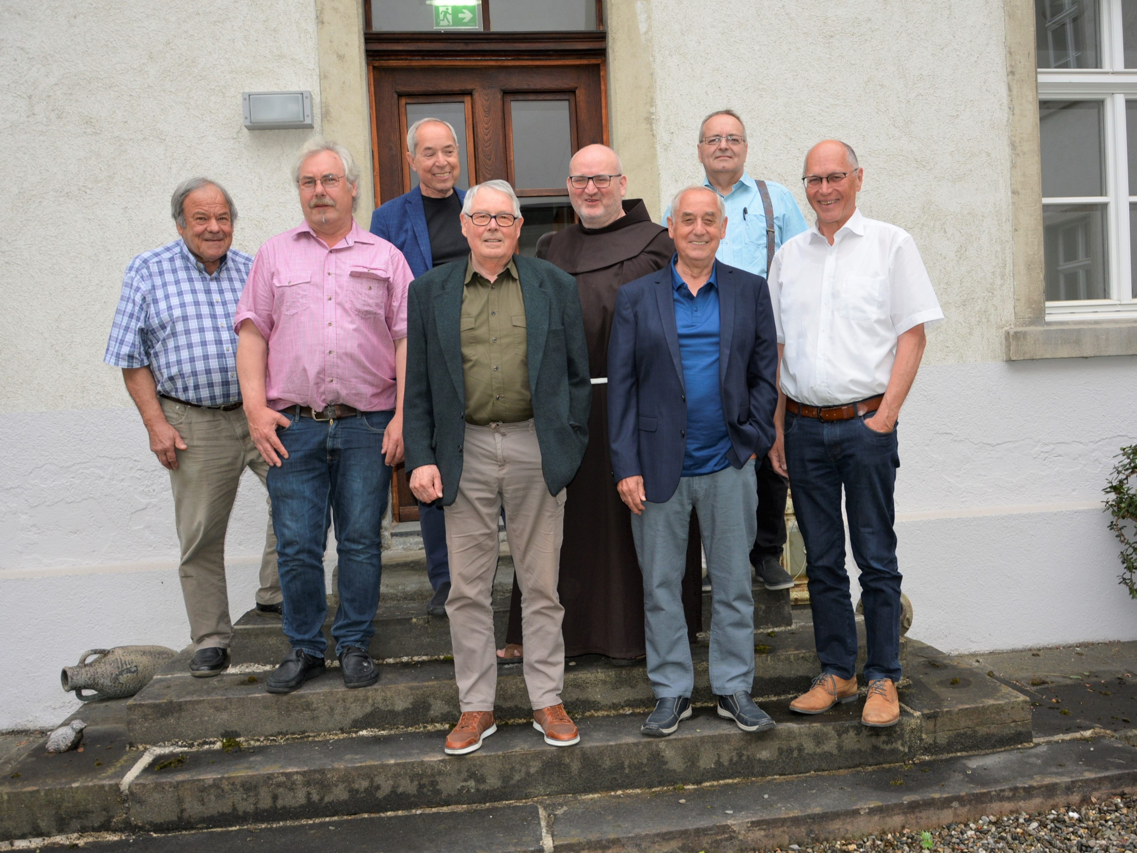 Neubeginn mit vereinten Kräften: Der Vorstand bei der Jahreshauptversammlung im Innenhof des Klosters.