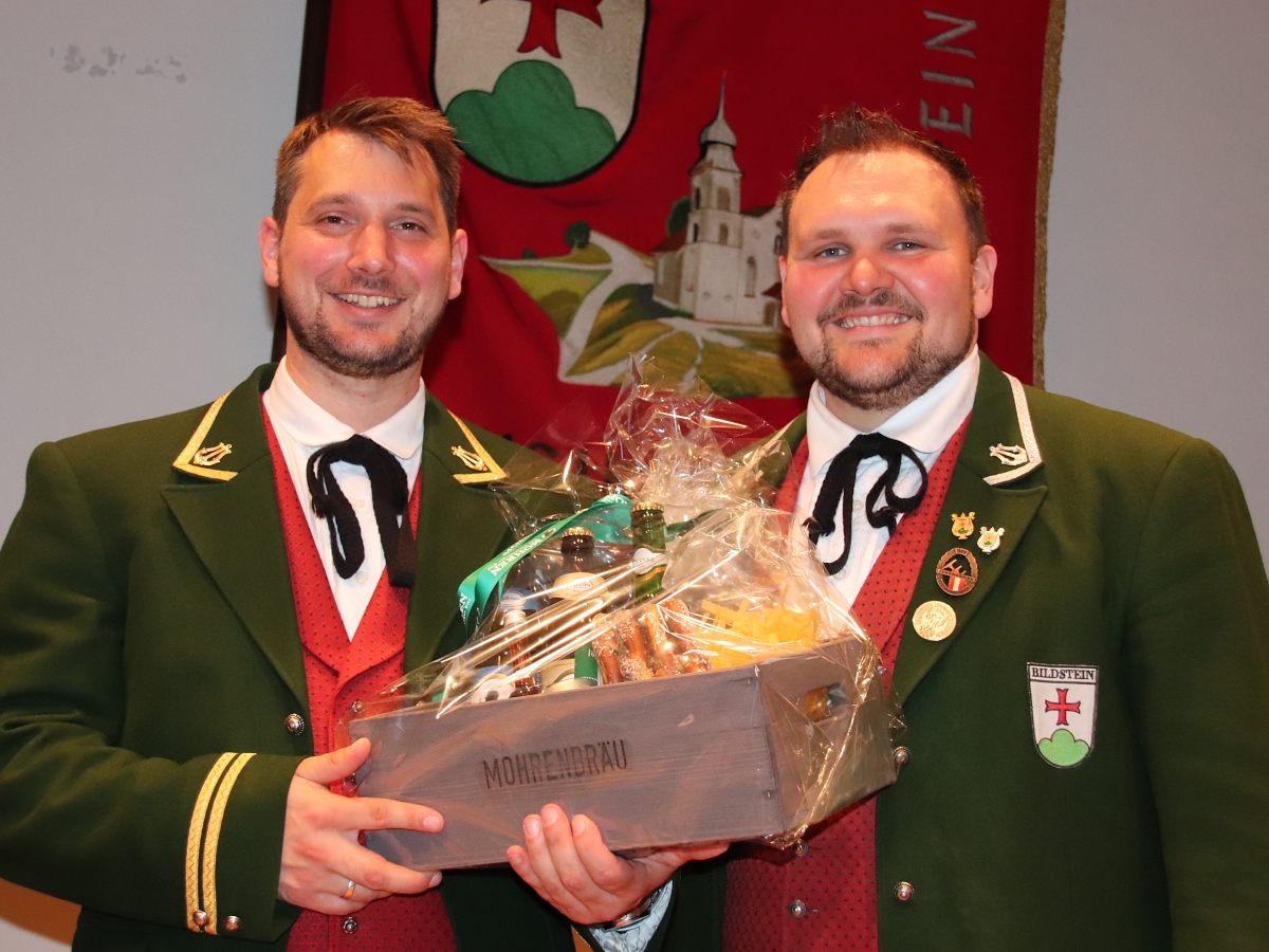MVB-Obmann Michael Lenz (re.) bedankte sich bei Kapellmeister Christian Lapitz. MVB-Obmann Michael Lenz (re.) bedankte sich bei Kapellmeister Christian Lapitz.