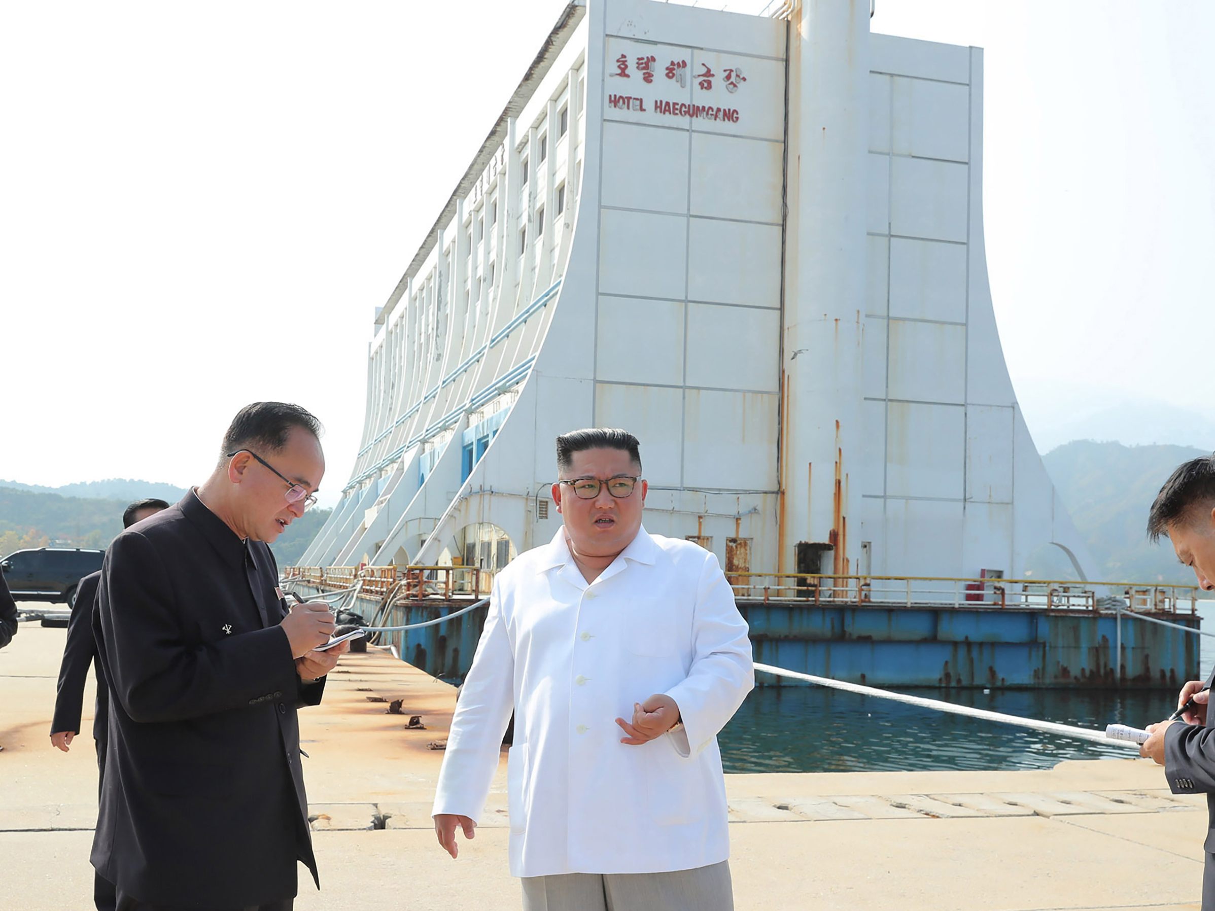 Kim Jong-un vor dem sichtbar verrottenden Hotel Haegumgang