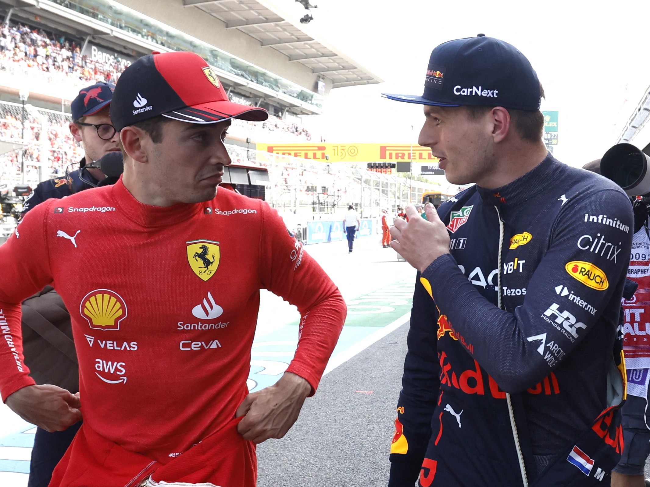 Leclerc (l.) ist in Barcelona der große Gejagte, Verstappen (r.) hinter ihm her. Leclerc (l.) ist in Barcelona der große Gejagte, Verstappen (r.) hinter ihm her.