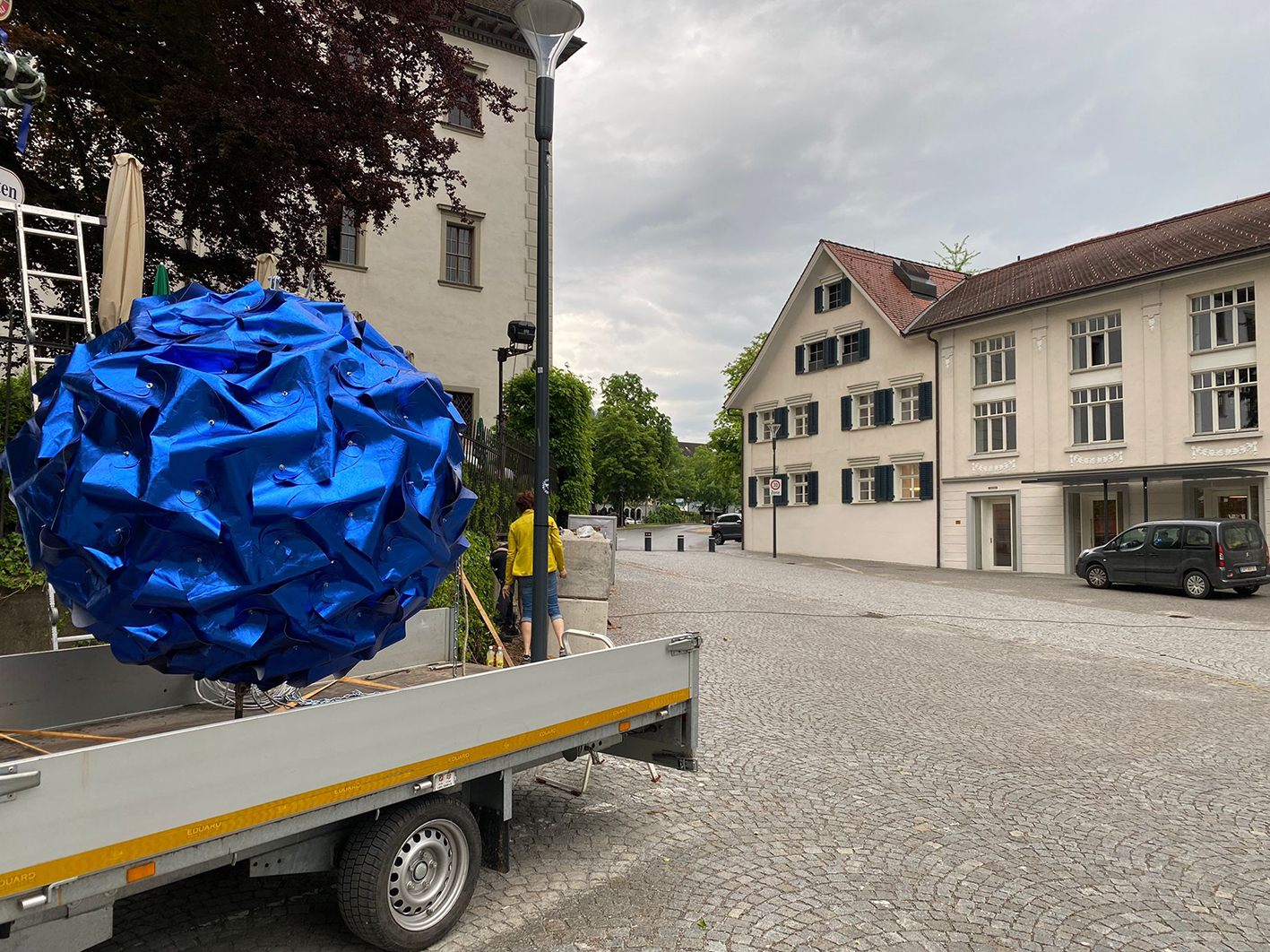 Eine Riesenleuchte von Birgit Sargant wurde angeliefert.