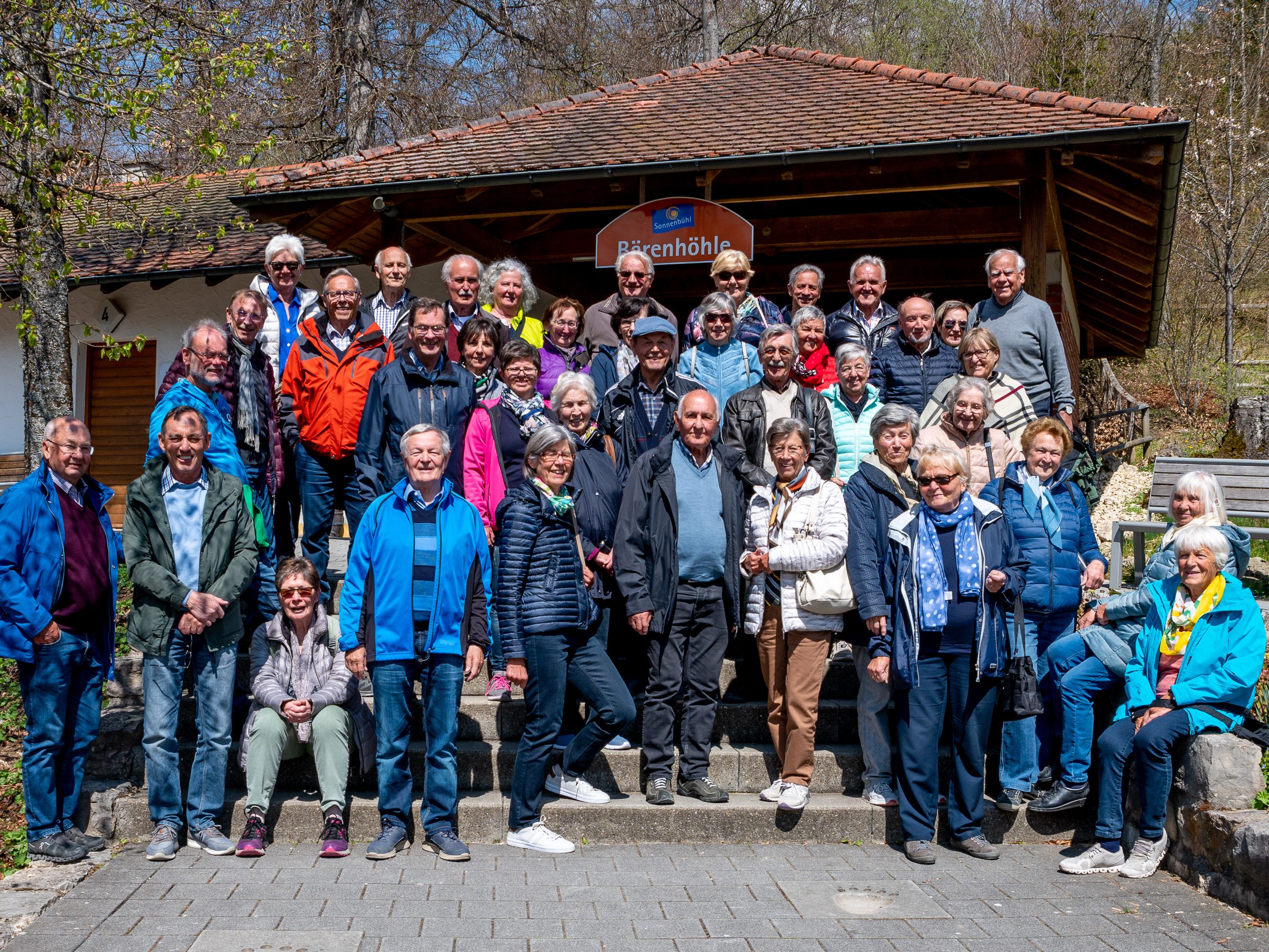 Die Gruppe des Seniorenbundes vor der Bärenhöhle