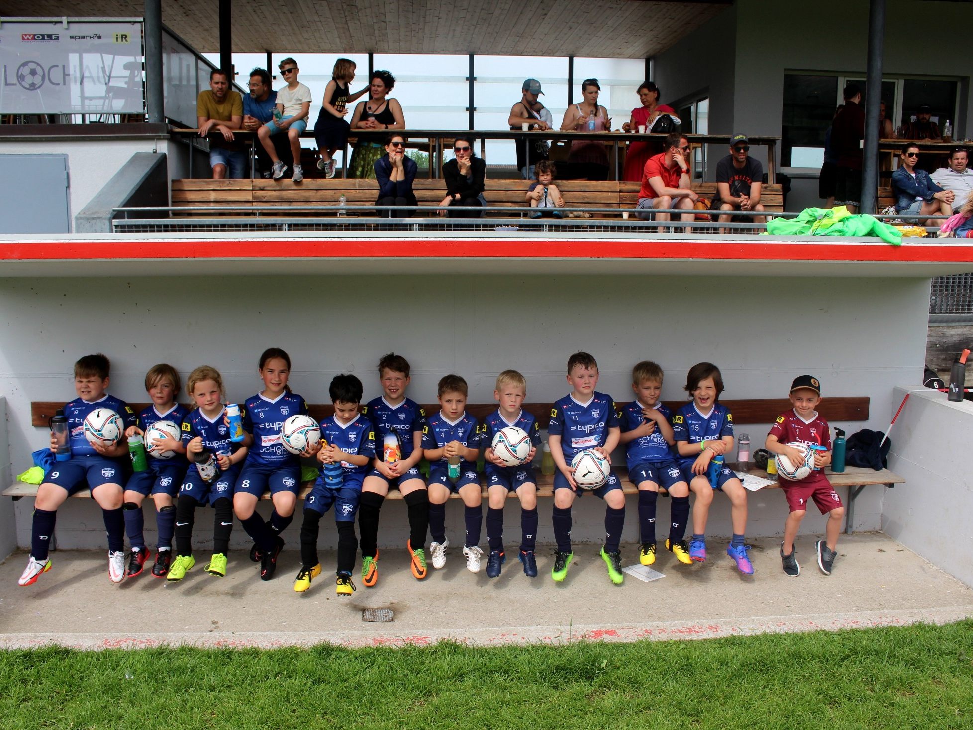 Gut aufgestellt beim Lochauer Fußballnachwuchs auch das U7-Team des SV typico Lochau mit Trainer Damian Hagen und Gastbetreuer Christophorus Schmid. Gut aufgestellt beim Lochauer Fußballnachwuchs auch das U7-Team des SV typico Lochau mit Trainer Damian Hagen und Gastbetreuer Christophorus Schmid.