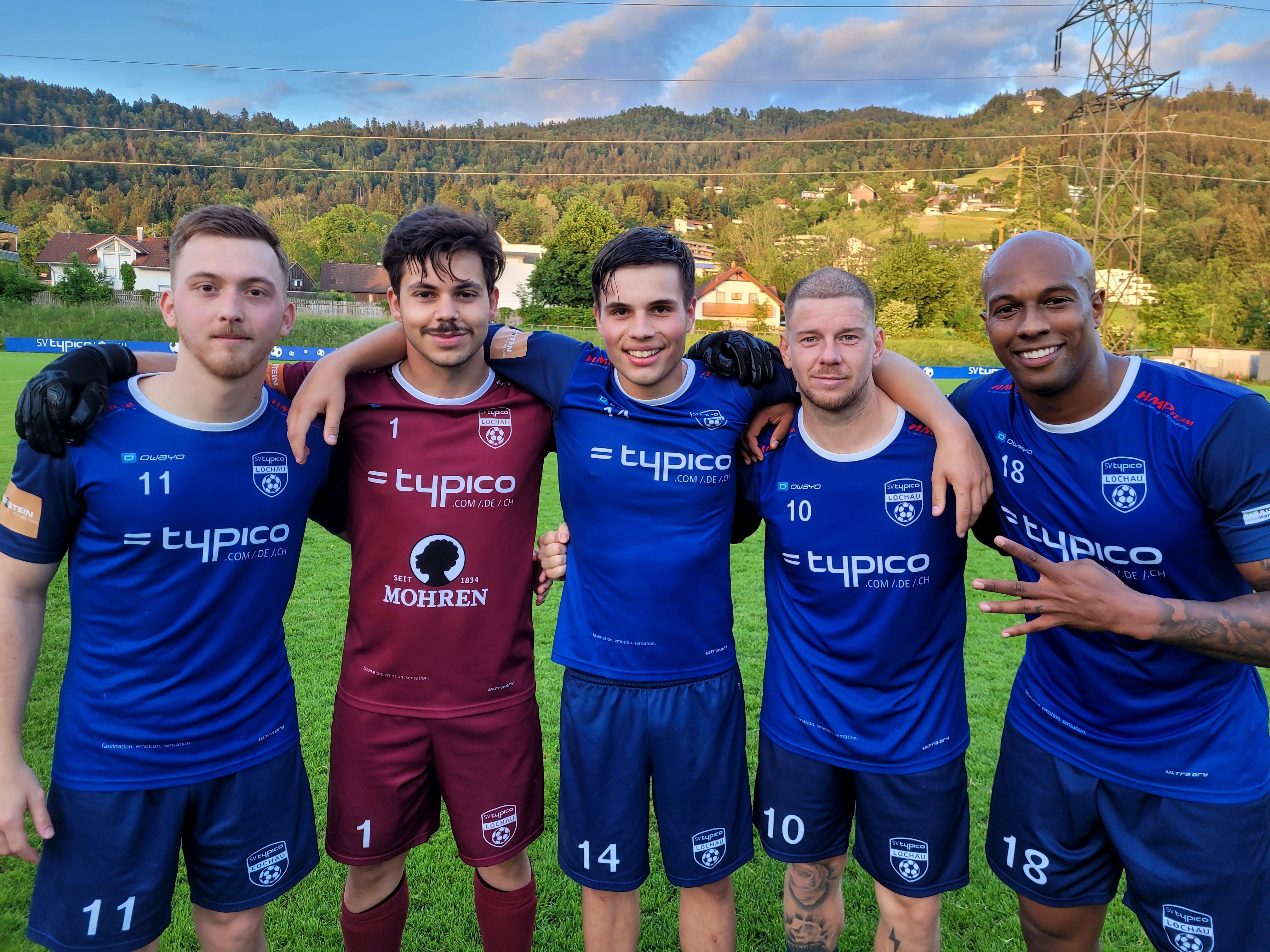 Die viel bejubelten Torschützen Marcel Ladinek und Matteo Ausserlechner sowie die beiden Lochauer Top-Stürmer Stefan Maccani und Ygor Carvalho Vieira mit Tormann Sandro Eichhübel. Die viel bejubelten Torschützen Marcel Ladinek und Matteo Ausserlechner sowie die beiden Lochauer Top-Stürmer Stefan Maccani und Ygor Carvalho Vieira mit Tormann Sandro Eichhübel.