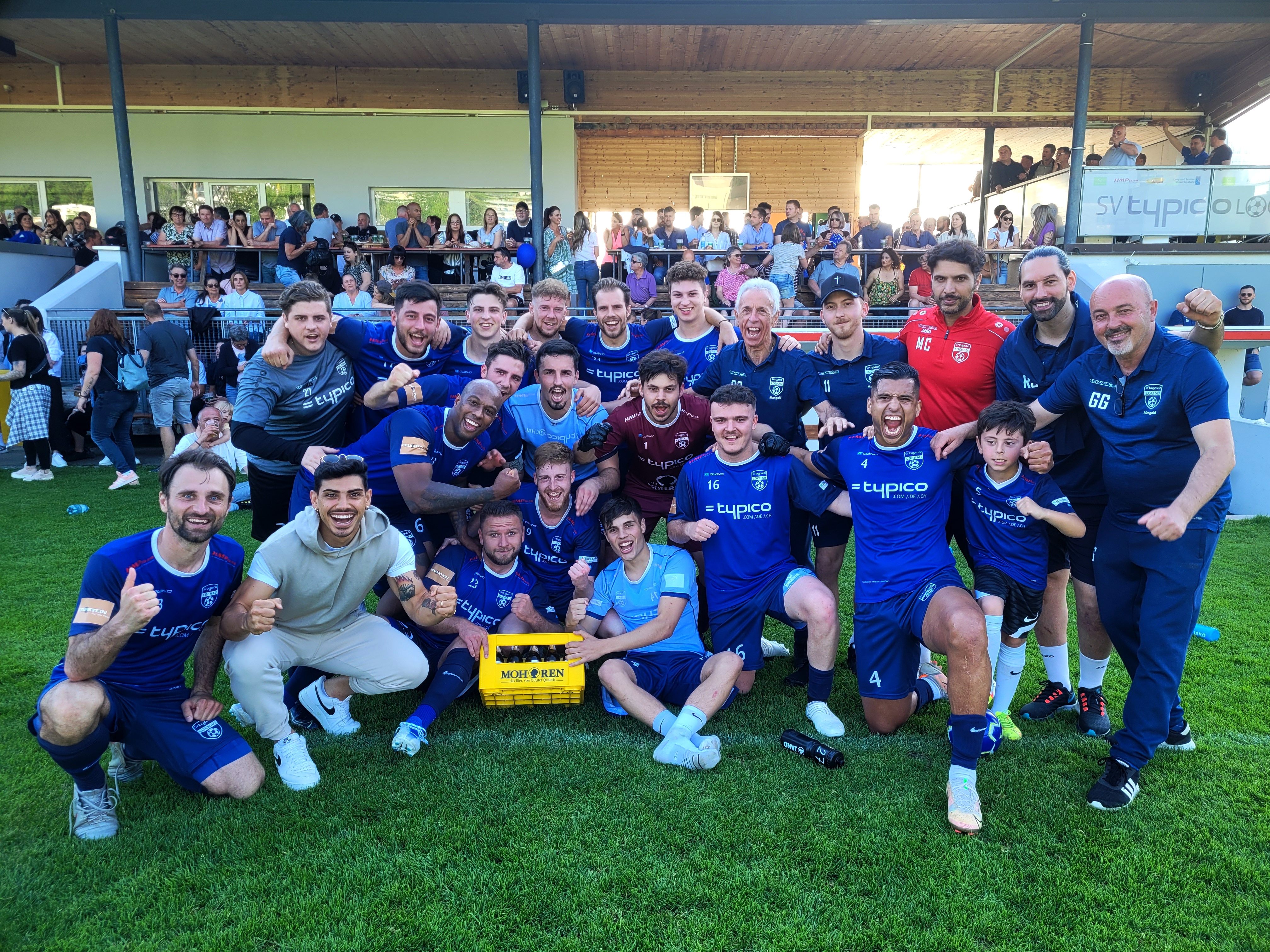 Das Team des SV typico Lochau jubelt zusammen mit den zahlreichen Fans über den tollen 3:0 Derbysieg gegen den Nachbarverein ECO-Park FC Hörbranz. Das Team des SV typico Lochau jubelt zusammen mit den zahlreichen Fans über den tollen 3:0 Derbysieg gegen den Nachbarverein ECO-Park FC Hörbranz.