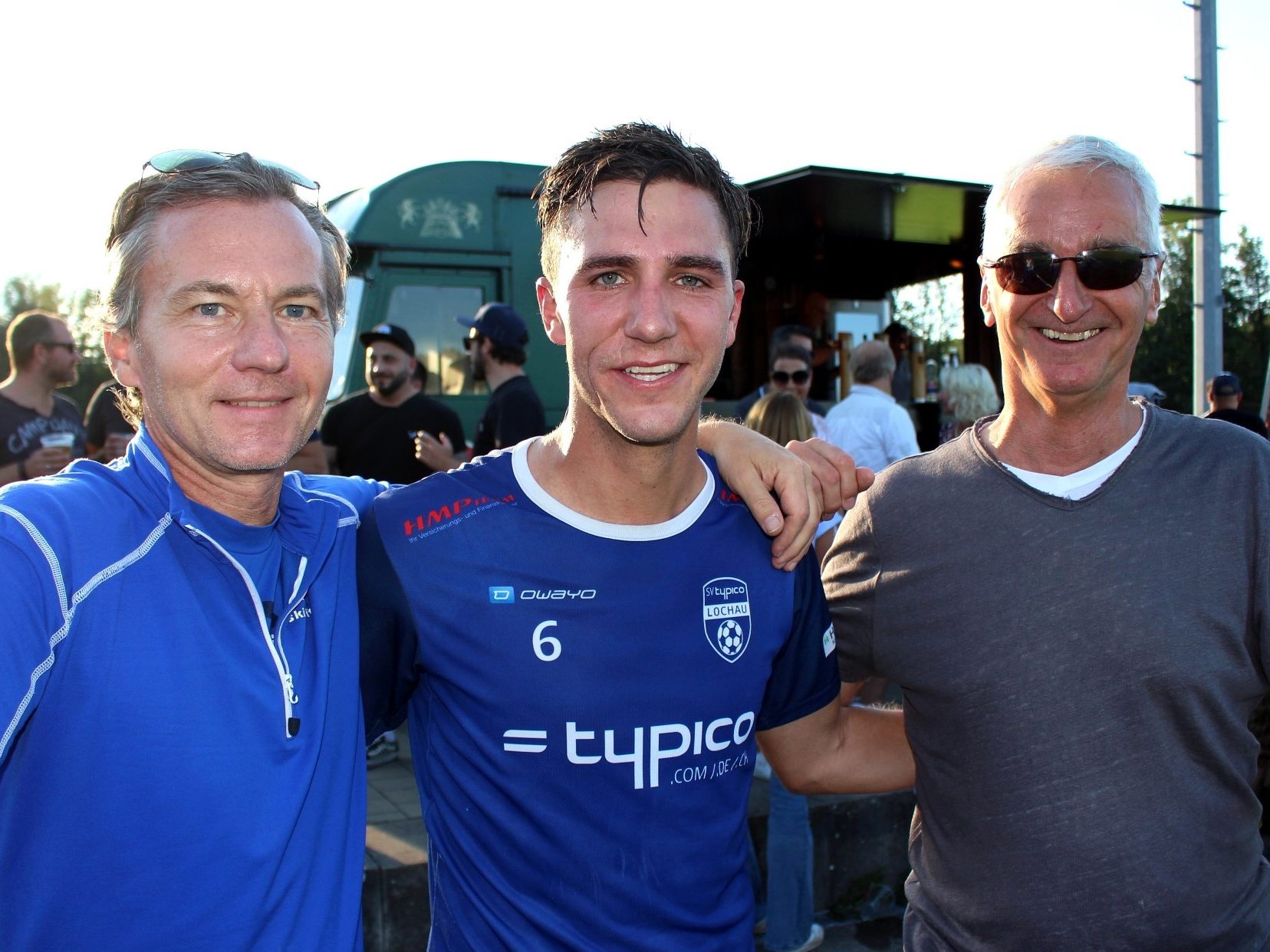 Der Goldtorschütze beim letzten Derby in Hörbranz, Julian Reiner, mit SV typico Lochau-Obmann Alexander Schiller und Vize Markus Graz.