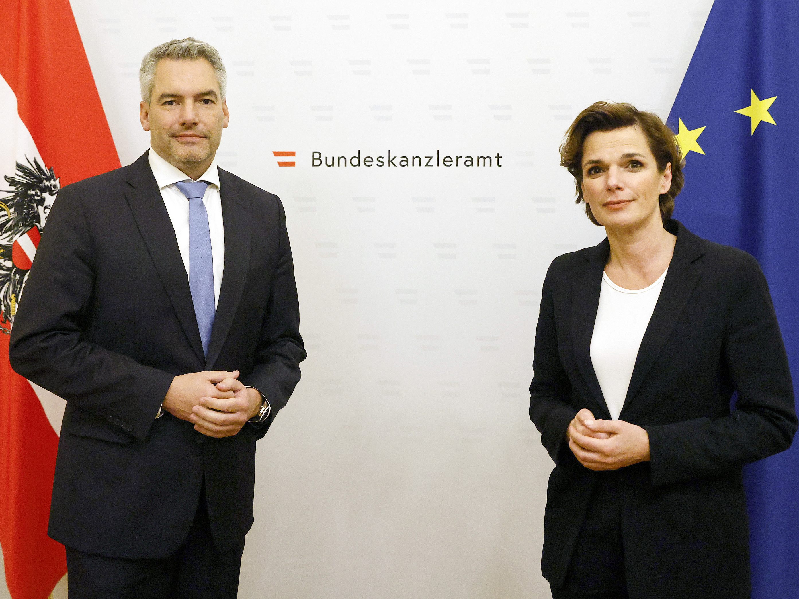 Nehammer vs. Rendi-Wagner im Umfrageduell. Nehammer vs. Rendi-Wagner im Umfrageduell.