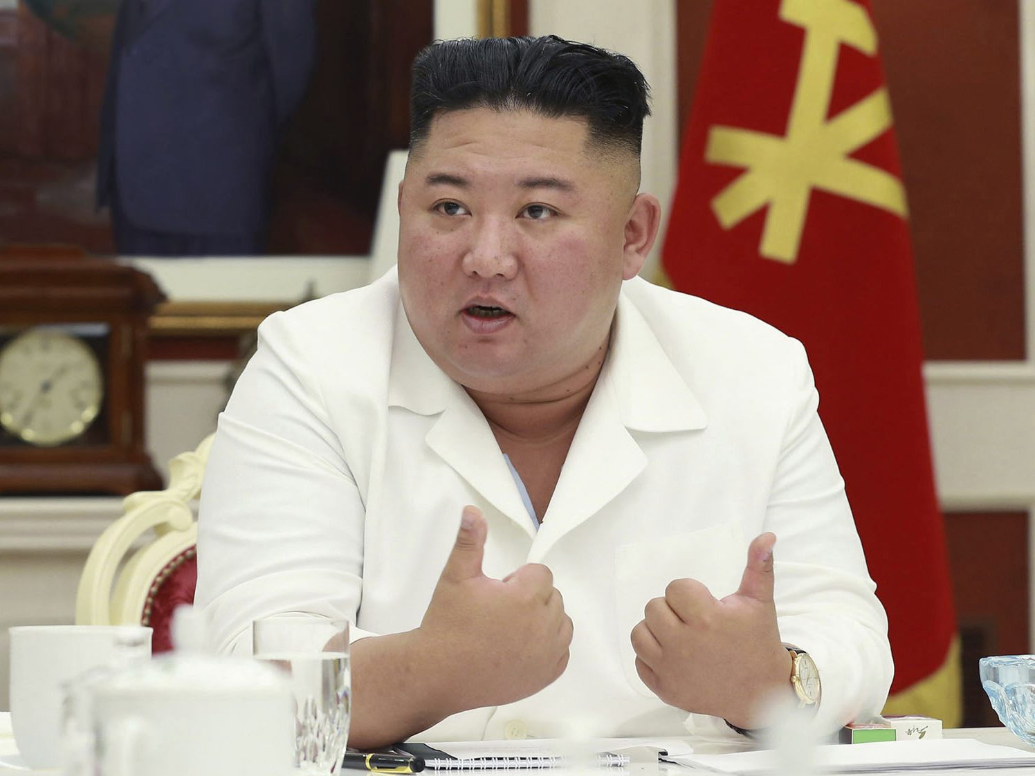 Kim Jong Un will den Corona-Ausbruch "in kürzester Zeit beseitigen". Kim Jong Un will den Corona-Ausbruch "in kürzester Zeit beseitigen".