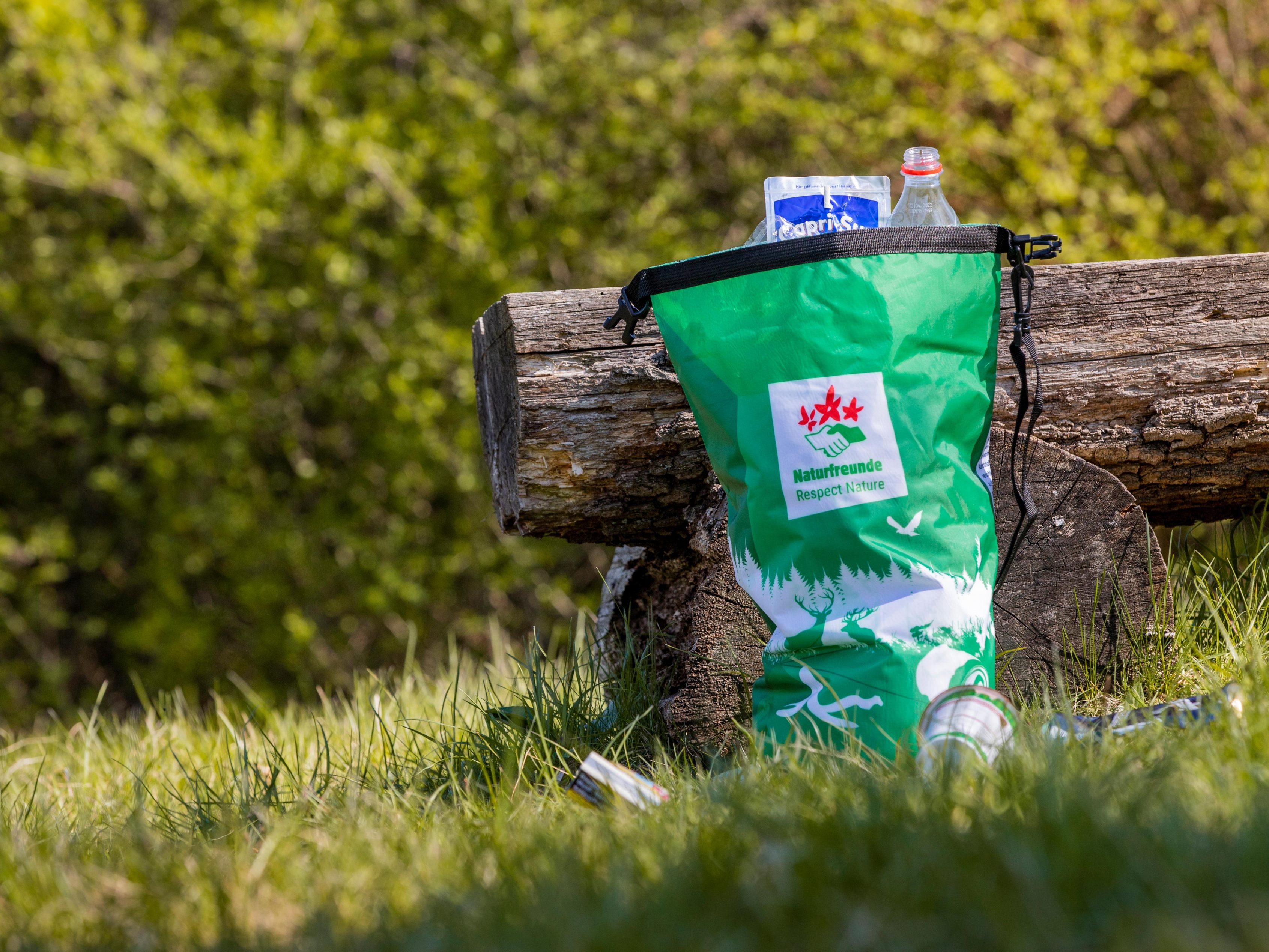 Das "Zrucksackerl fürs Rucksackerl" der Naturfreunde Österreich soll die Müllmenge in der Natur verringern. Das "Zrucksackerl fürs Rucksackerl" der Naturfreunde Österreich soll die Müllmenge in der Natur verringern.
