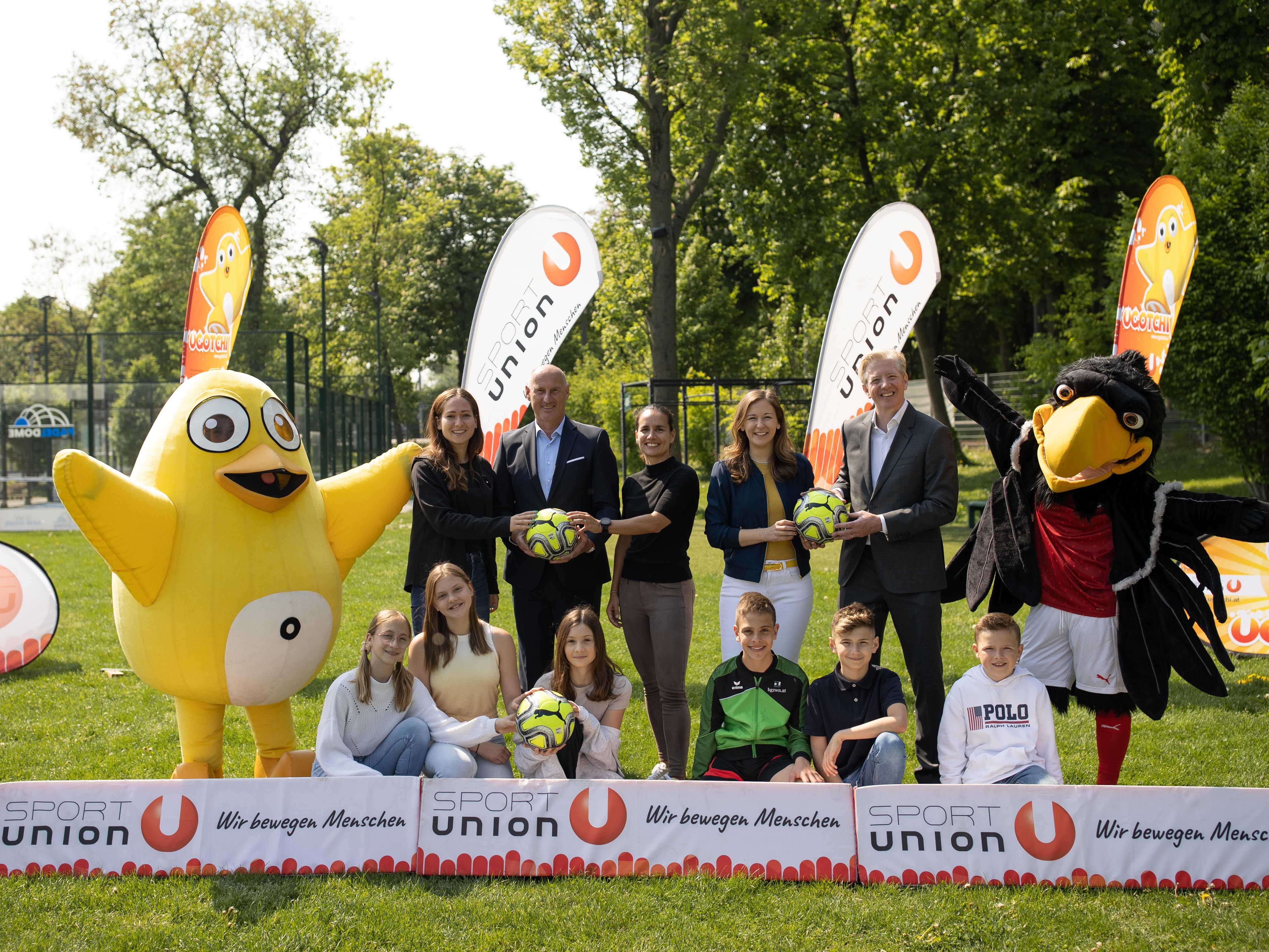 Beim Auftakt von "UGOTCHI - Punkten mit Klasse" 2022 mit Jugendstaatssekretärin Claudia Plakolm, SPORTUNION-Präsident Peter McDonald, ÖFB-Frauen-Teamchefin Irene Fuhrmann, SIMPLY-STRONG-Obmann Werner Schwarz sowie SPORTUNION-Maskottchen UGOTCHI und ÖFB-Maskottchen Ostar-Richi