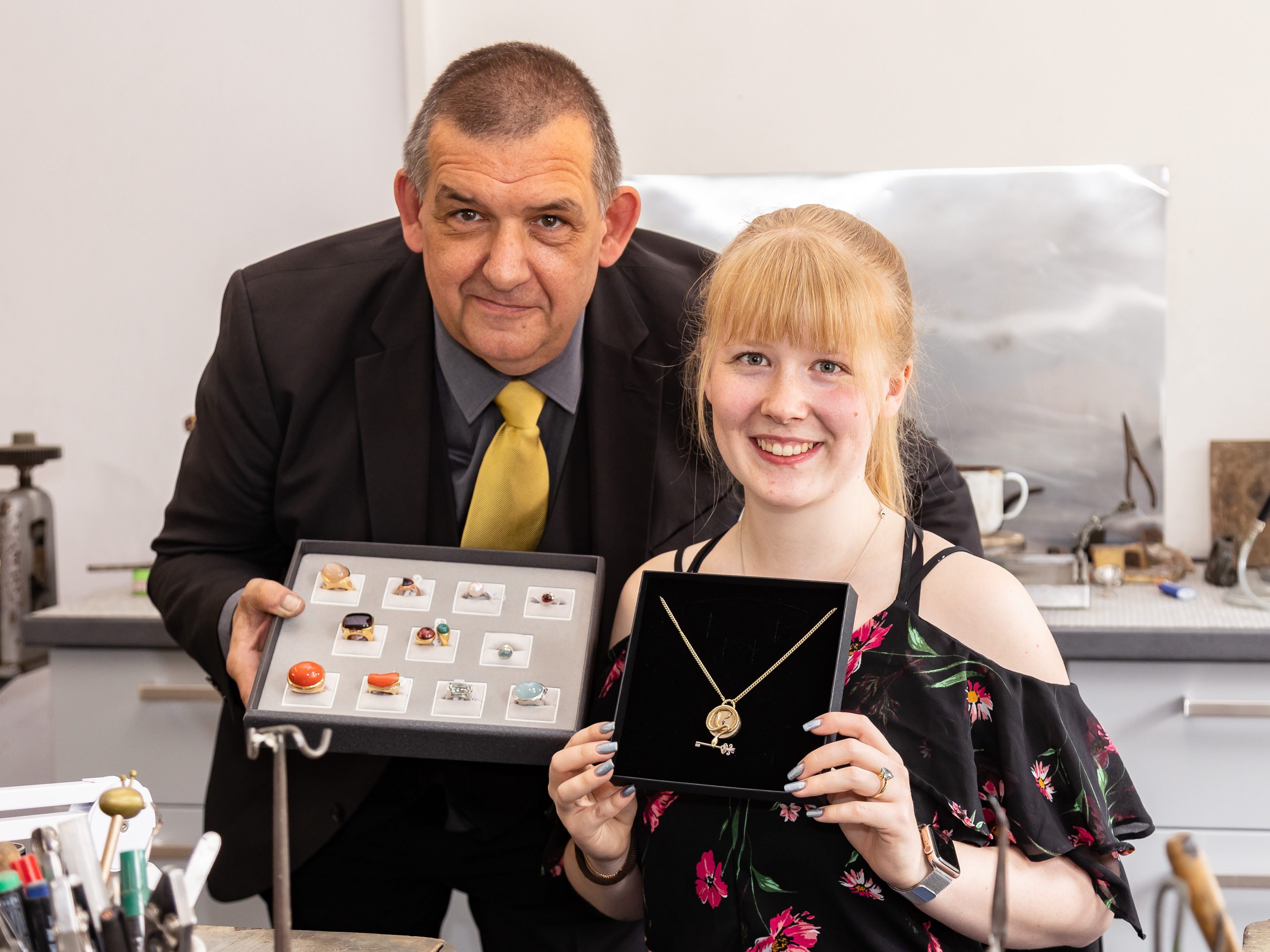 Nicole Gattringer hat ihre Liebe zum Handwerk schon früh entdeckt, als Goldschmiedin startet sie jetzt voll durch. Nicole Gattringer hat ihre Liebe zum Handwerk schon früh entdeckt, als Goldschmiedin startet sie jetzt voll durch.