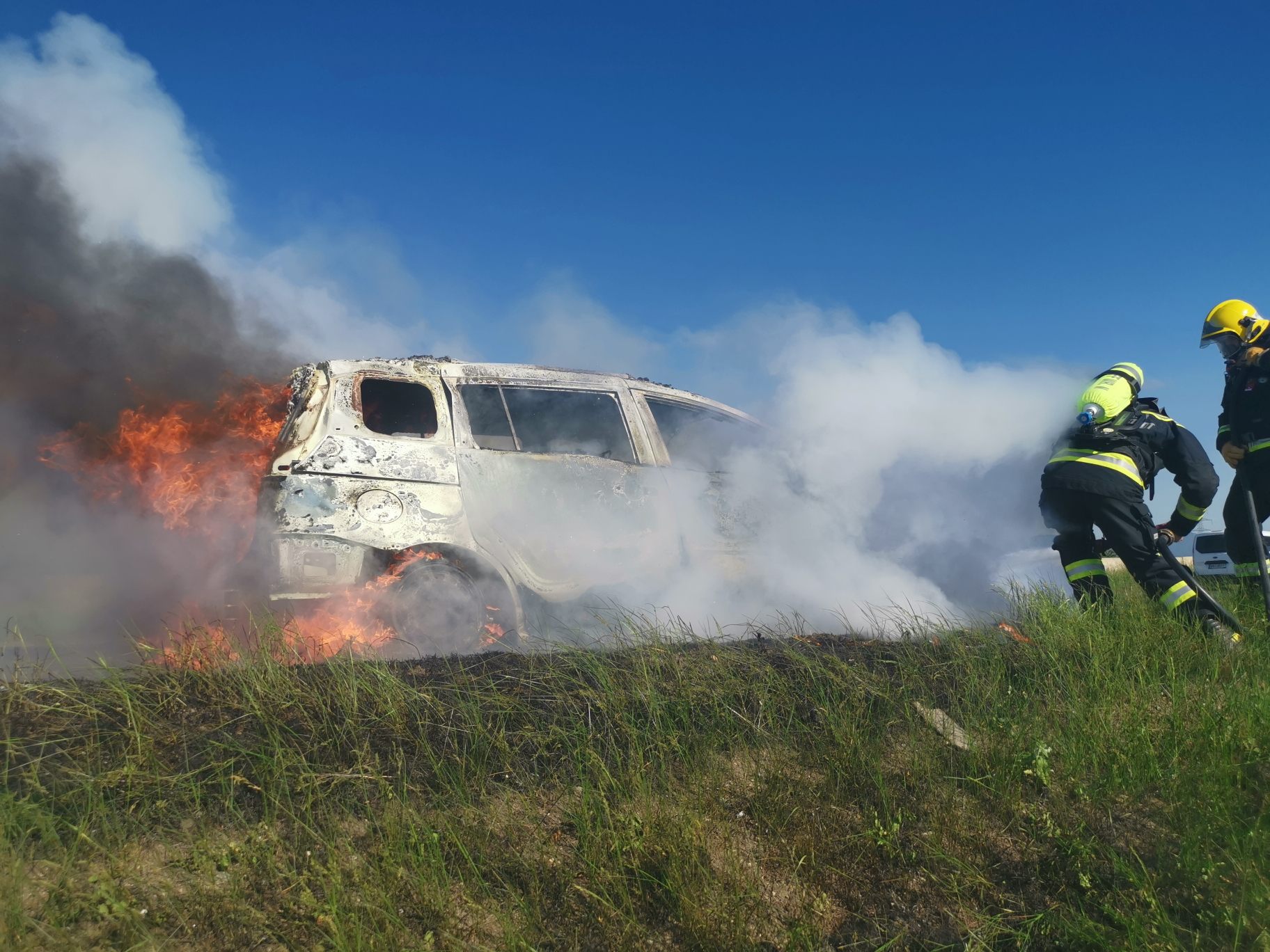 Fahrzeug stand auf der A2 in Fahrtrichtung Wien in Vollbrand. Fahrzeug stand auf der A2 in Fahrtrichtung Wien in Vollbrand.