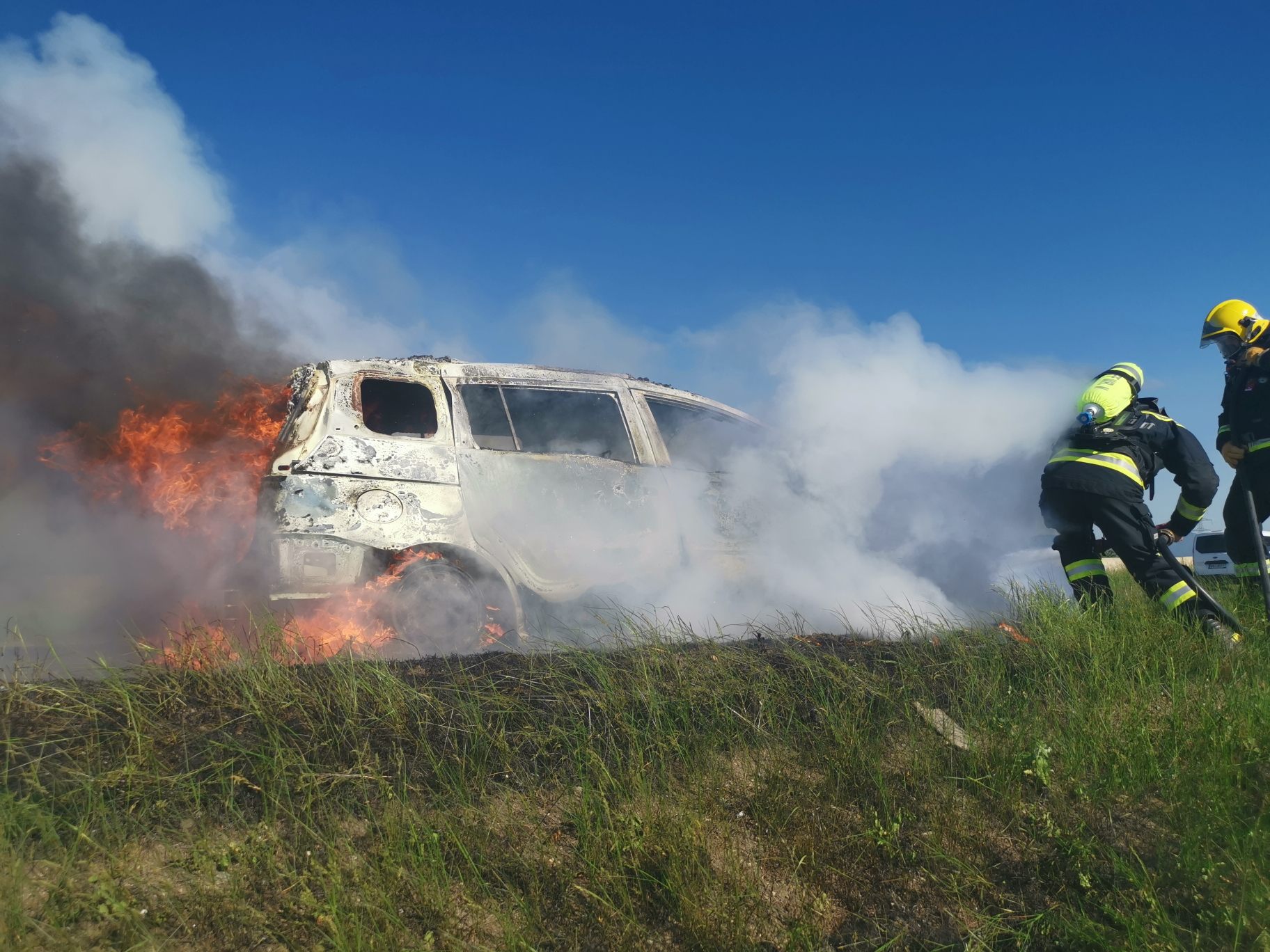 Fahrzeug stand auf der A2 in Fahrtrichtung Wien in Vollbrand.