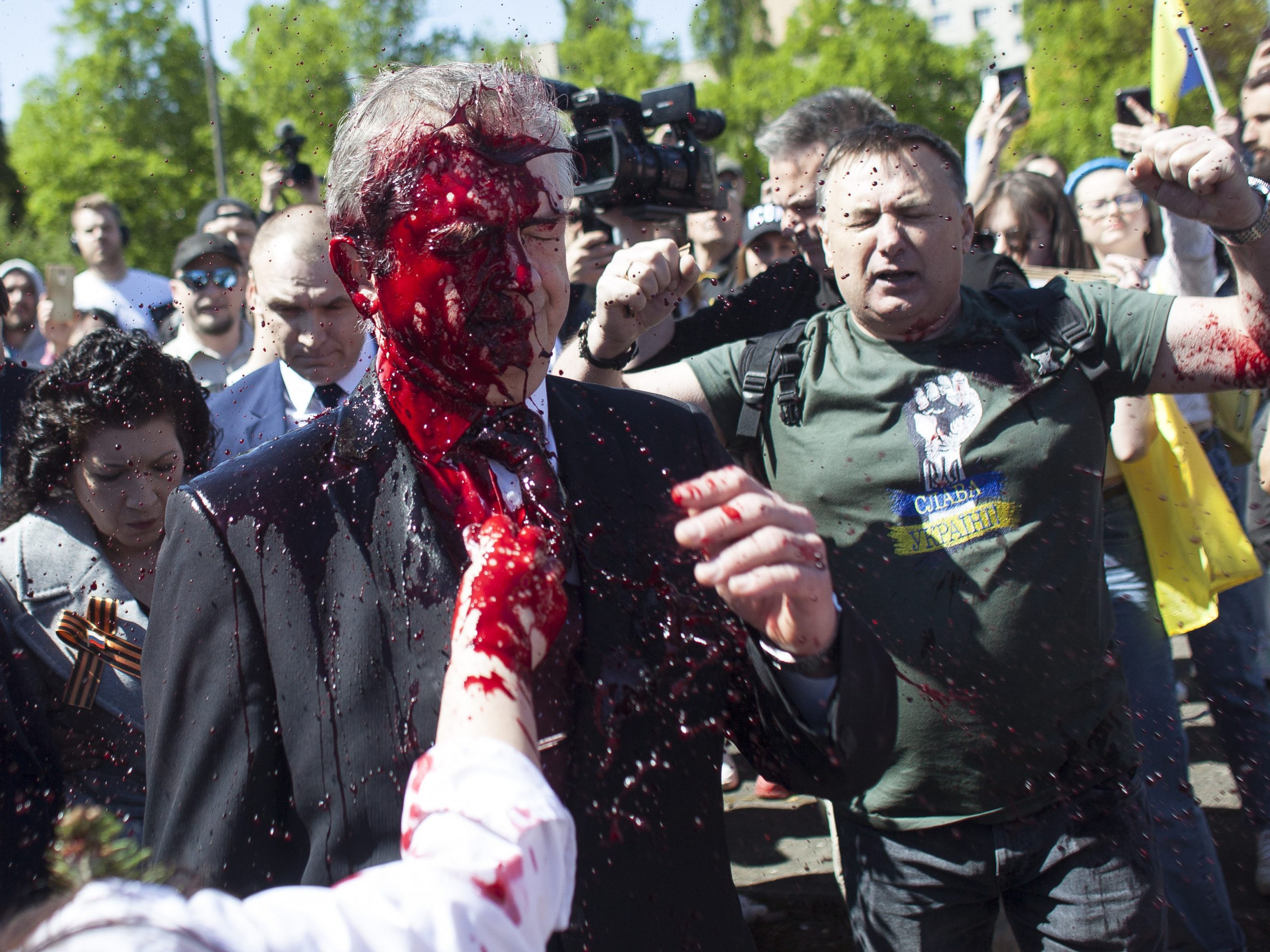 Botschafter Sergej Andrejew wurde mit roter Flüssigkeit übergossen. Botschafter Sergej Andrejew wurde mit roter Flüssigkeit übergossen.