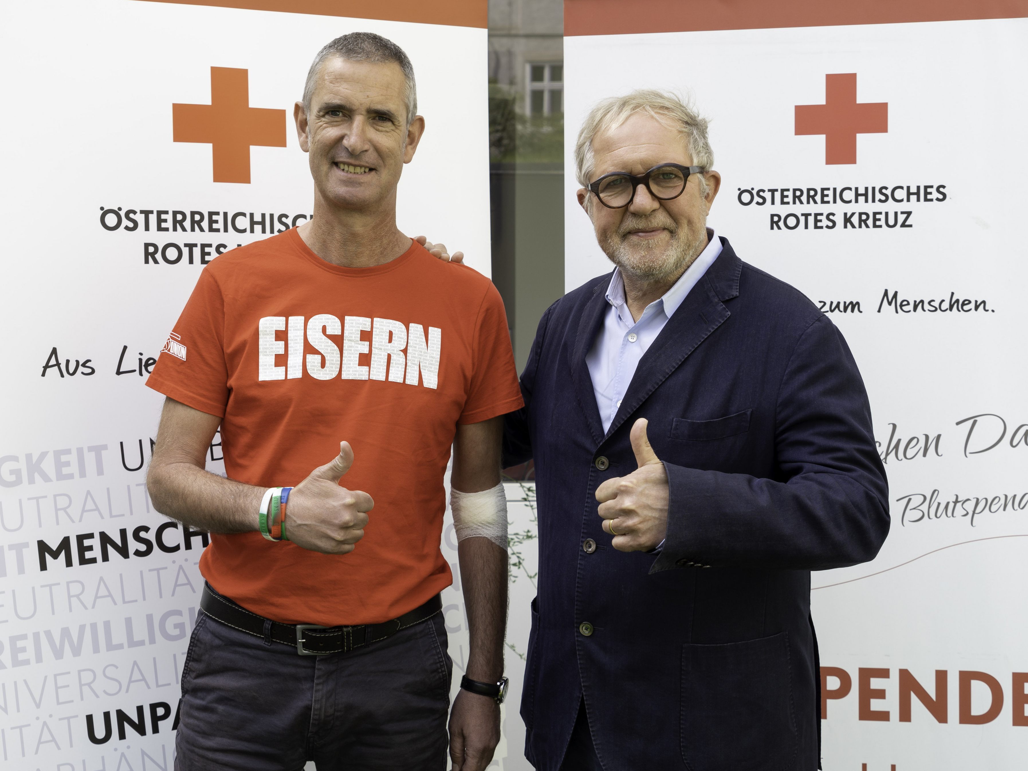 Harald Krassnitzer gratulierte Gerald Netzl zur 150. Blutspende. Harald Krassnitzer gratulierte Gerald Netzl zur 150. Blutspende.