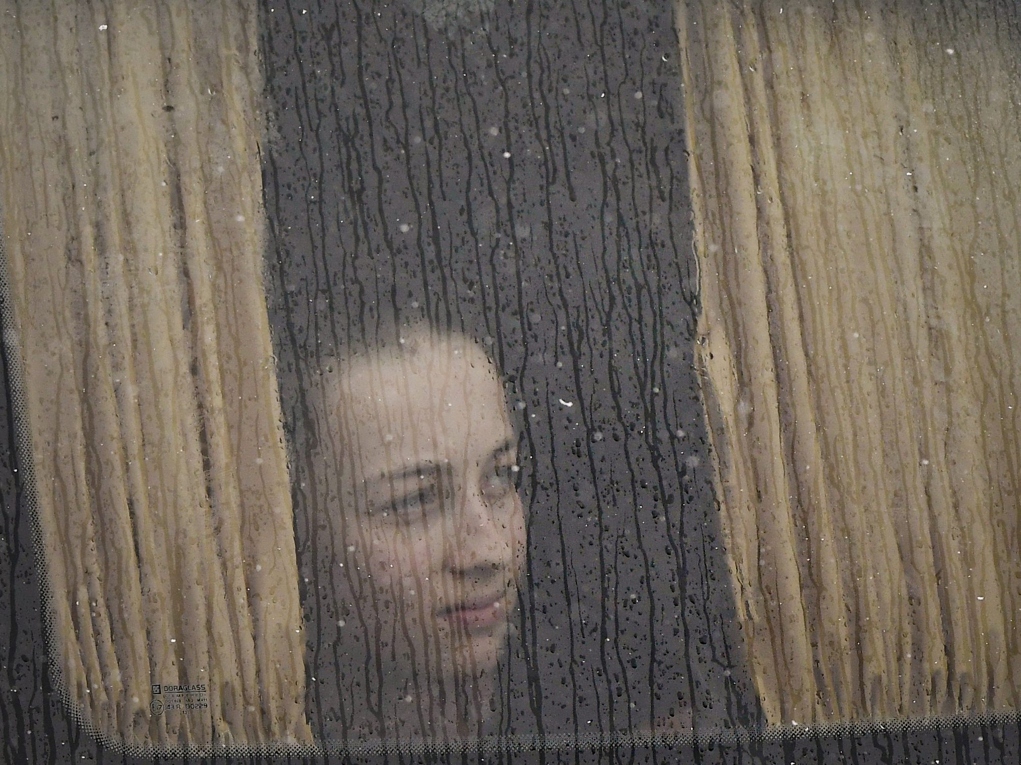 Eine junge geflüchtete Frau sitzt in einem Bus an der rumänisch-ukrainischen Grenze. Eine junge geflüchtete Frau sitzt in einem Bus an der rumänisch-ukrainischen Grenze.