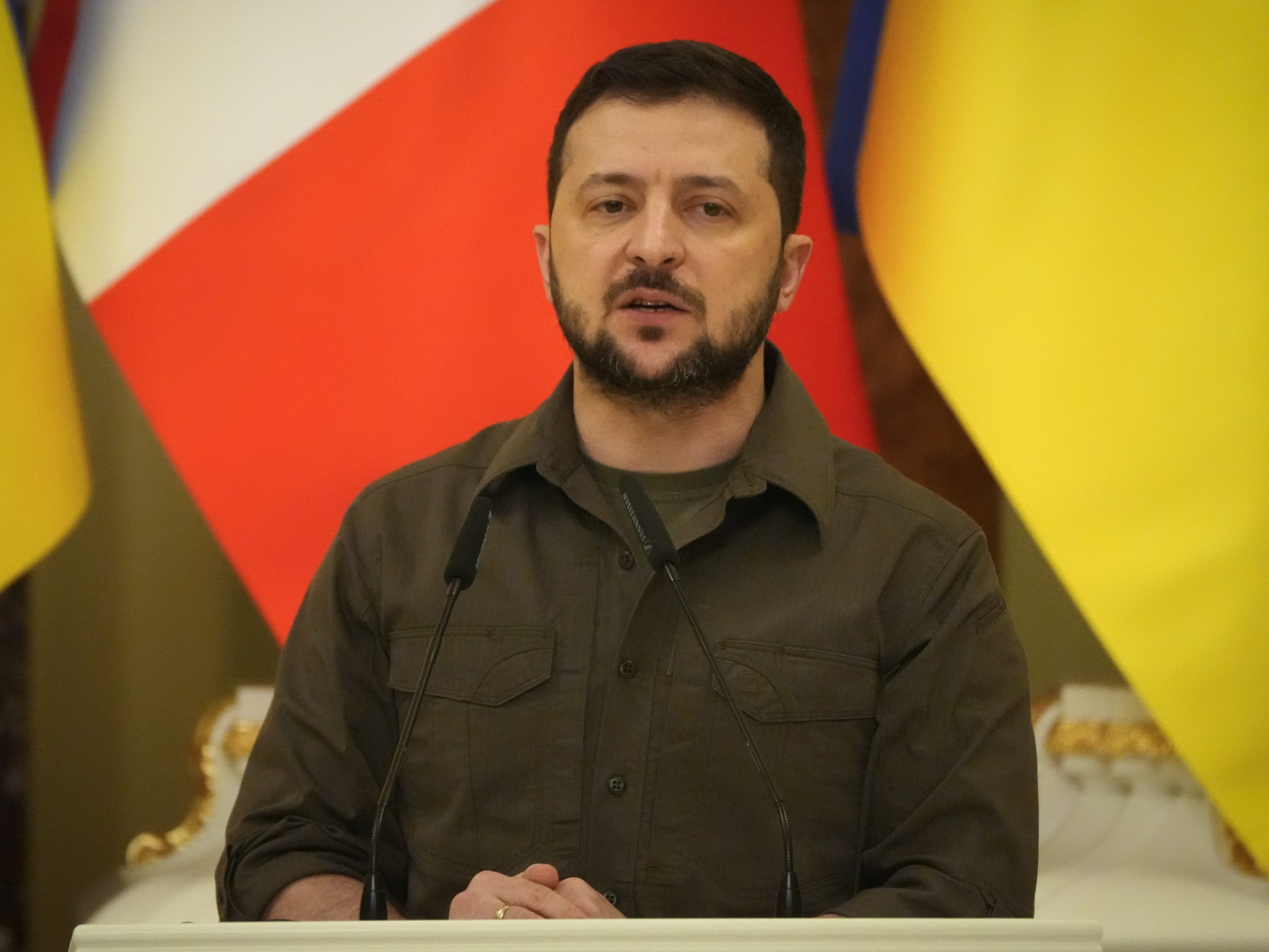 Ukraines Präsident Selenskyj will alle Soldaten aus dem Asow-Stahlwerk retten Ukraines Präsident Selenskyj will alle Soldaten aus dem Asow-Stahlwerk retten