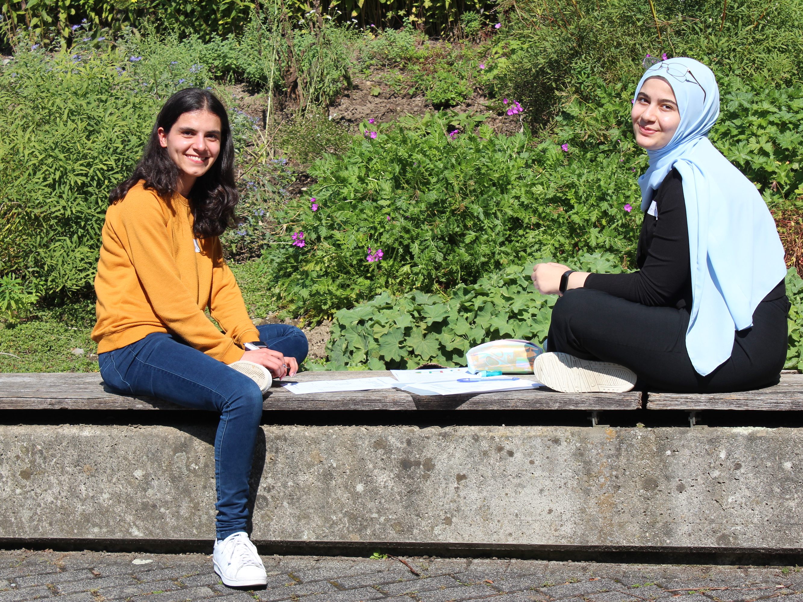 Khadiga Shekh Rashid (links) und Laurine Almohammad (rechts) beim gemeinsamen Lernen während eines Workshops in St. Arbogast. Khadiga Shekh Rashid (links) und Laurine Almohammad (rechts) beim gemeinsamen Lernen während eines Workshops in St. Arbogast.