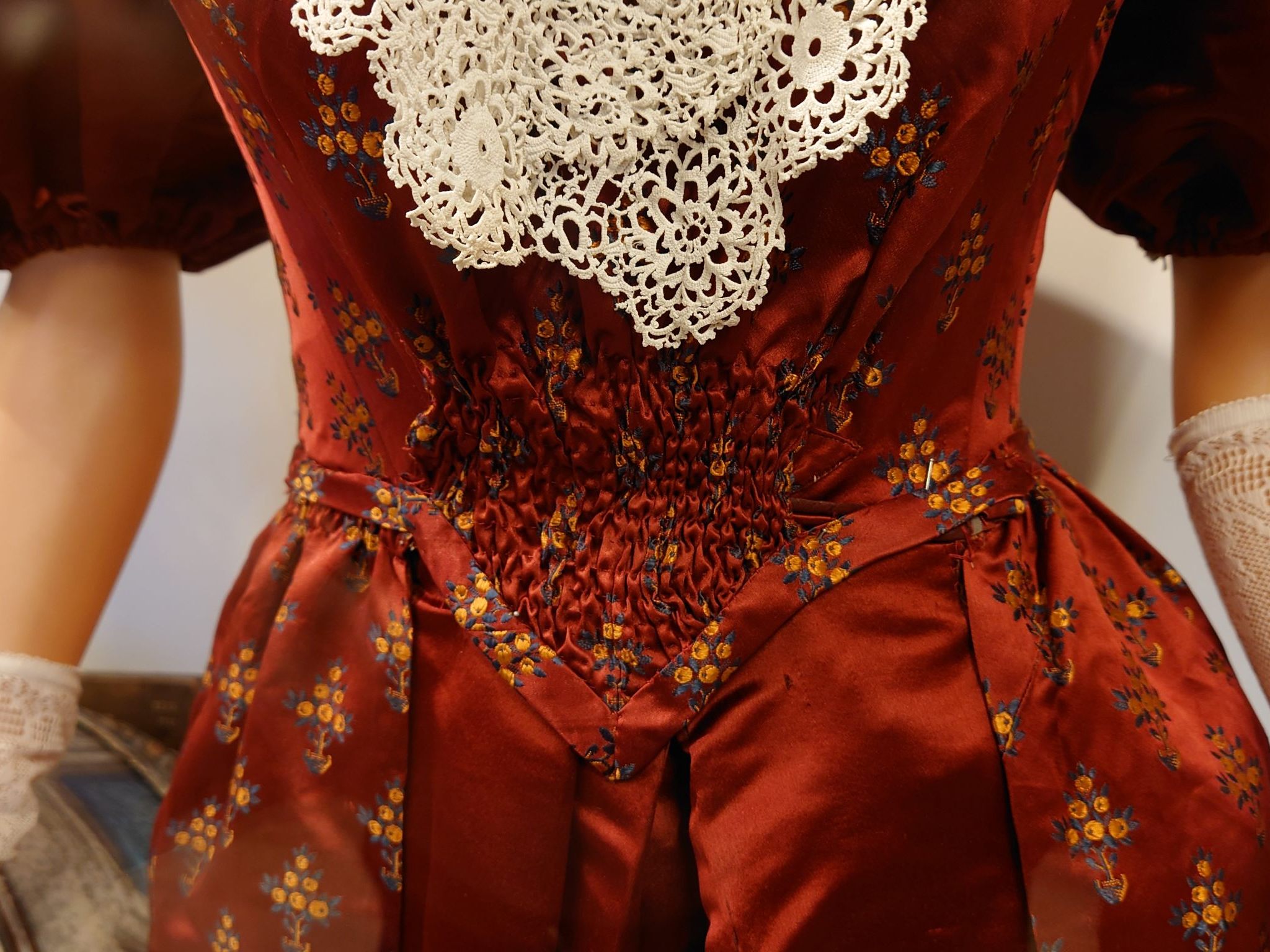 Dieses bestickte, rote Seidenkleid in der Trachtenvitrine des Museums wurde bei der Hochzeit des letzten österreichischen Kaisers getragen. Dieses bestickte, rote Seidenkleid in der Trachtenvitrine des Museums wurde bei der Hochzeit des letzten österreichischen Kaisers getragen.