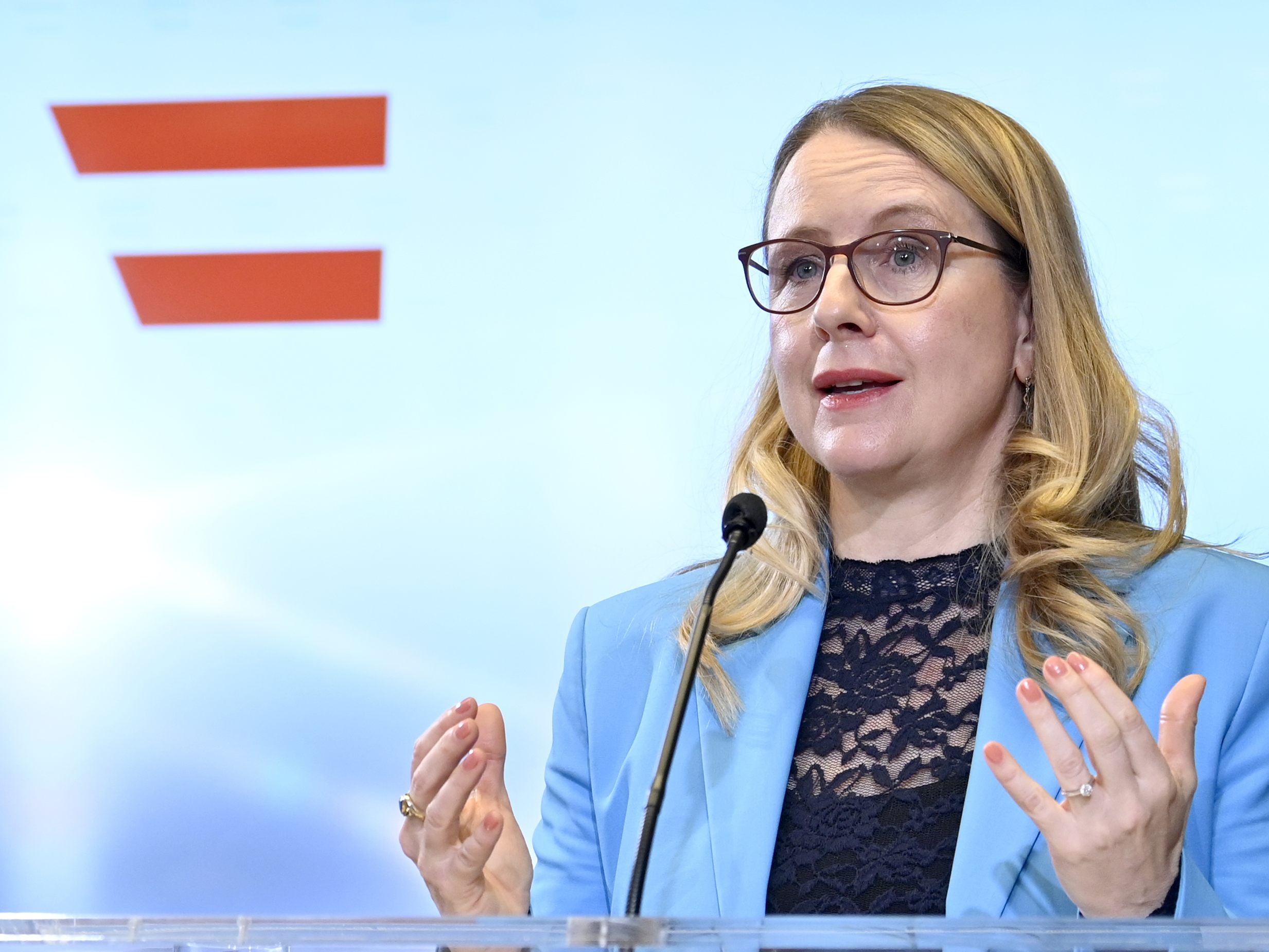 Wirtschaftsministerin Schramböck will auch auf Fracking setzen.