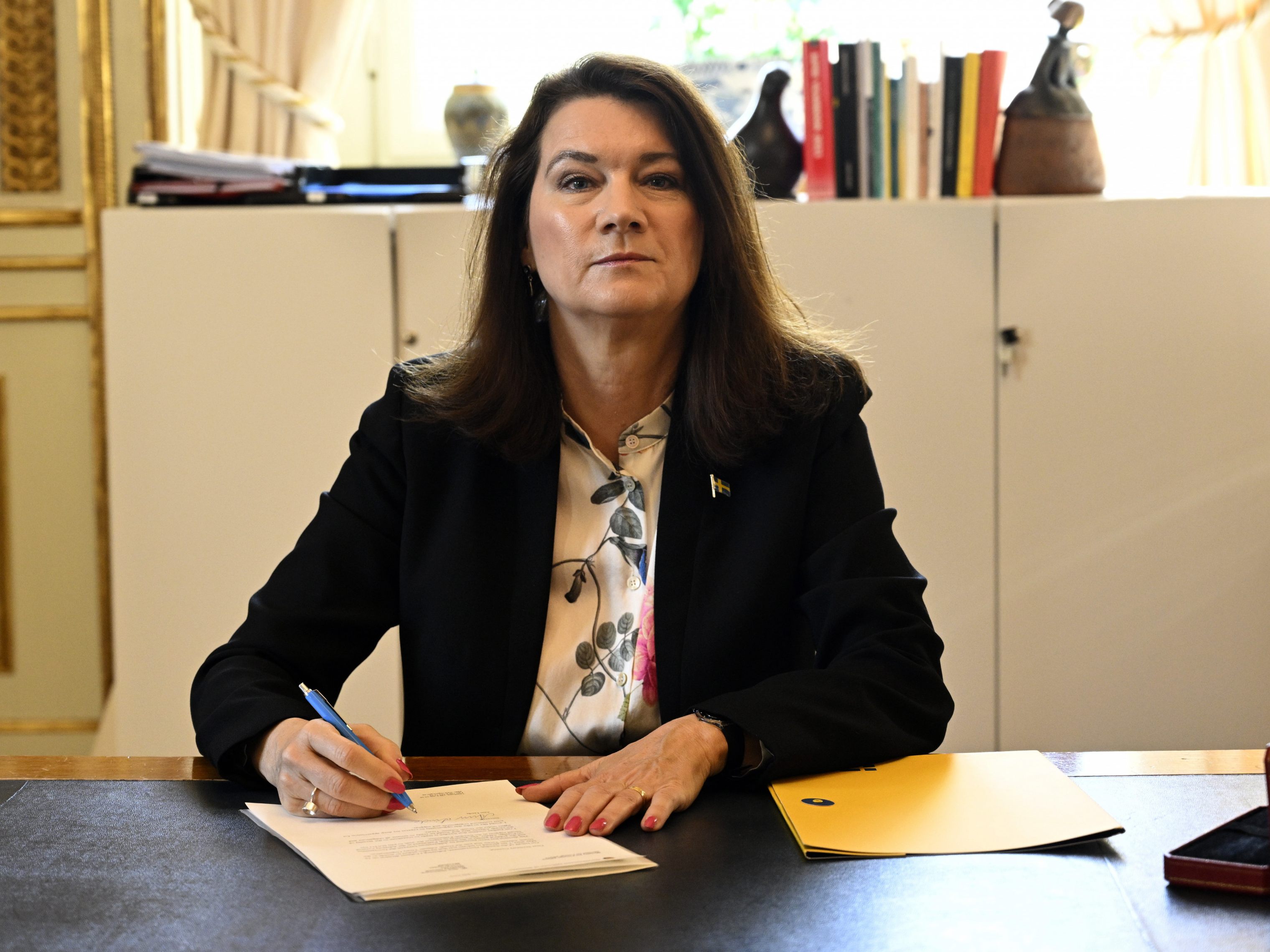 Schwedens Außenministerin Linde unterschreibt Nato-Mitgliedsantrag.