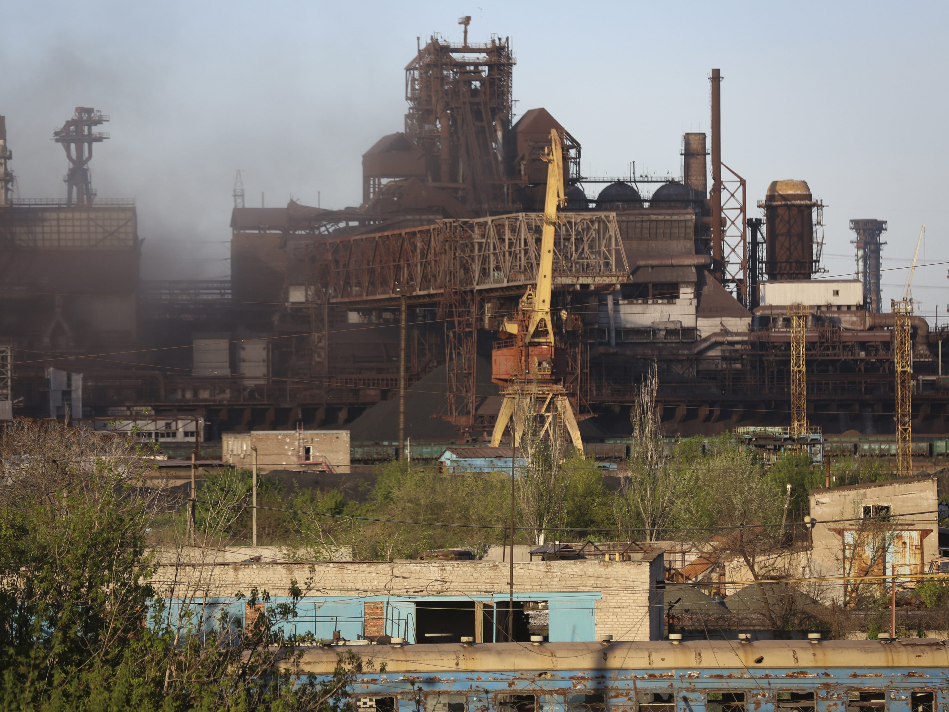 Angeblich sollen sich noch Zivilisten im Asowstal-Werk in Mariupol aufhalten. Angeblich sollen sich noch Zivilisten im Asowstal-Werk in Mariupol aufhalten.