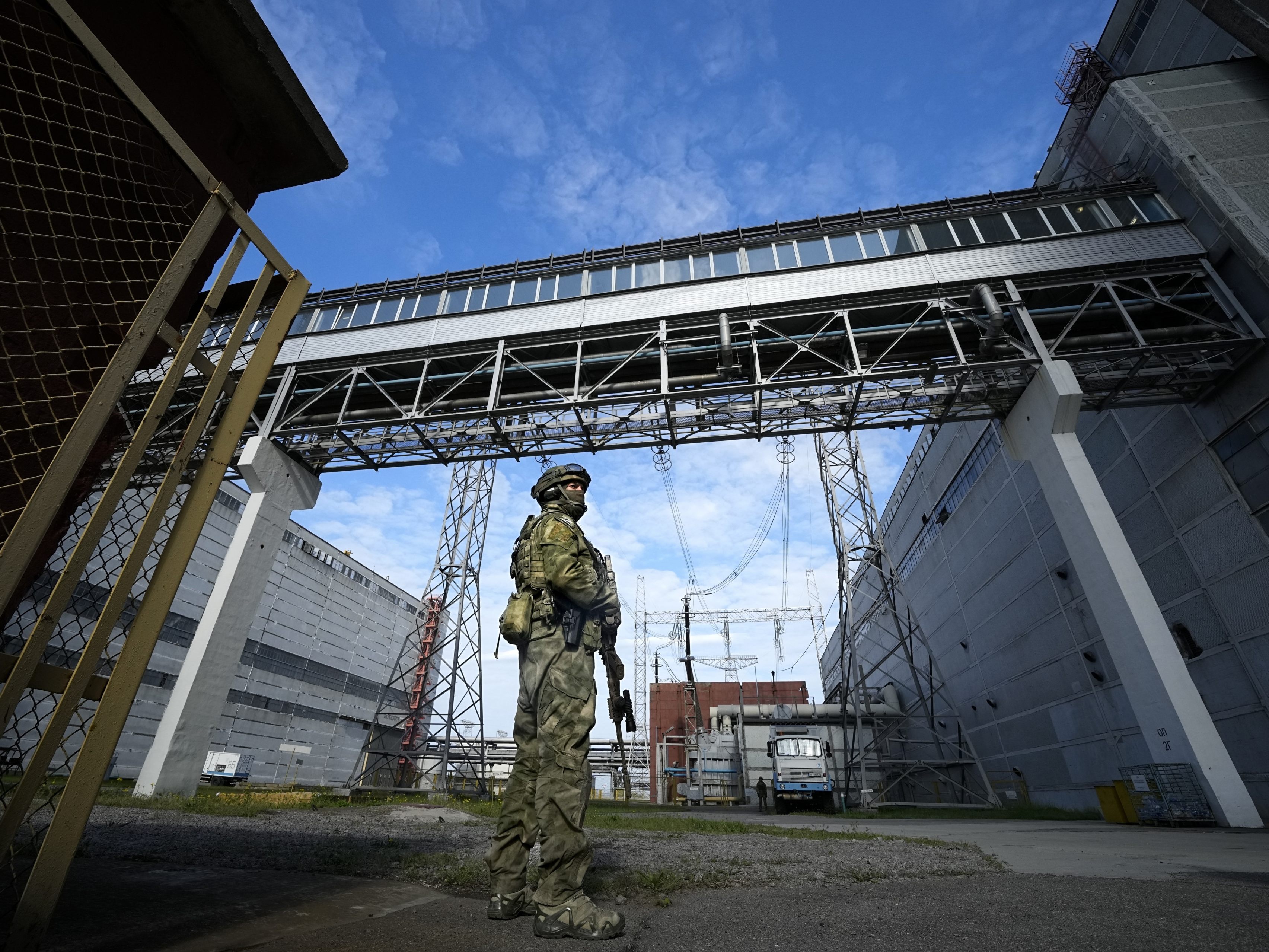 Ein russischer Soldat bewacht ein Areal des Atomkraftwerks in Saporischschja. Ein russischer Soldat bewacht ein Areal des Atomkraftwerks in Saporischschja.