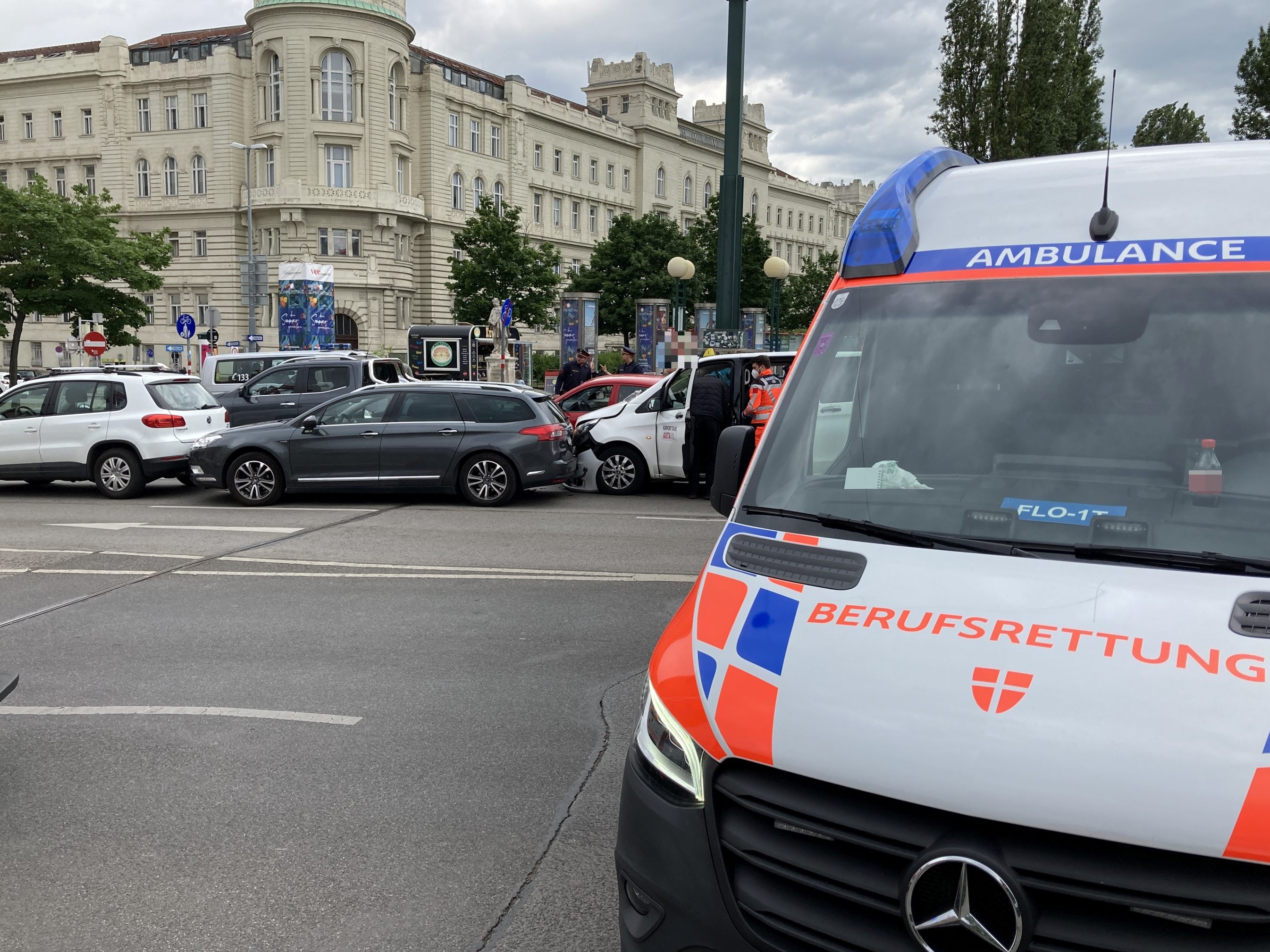 In Wien-Alsergrund wurden sieben Personen, darunter ein fünfjähriges Kind, bei einem Auffahrunfall am Samstag verletzt.