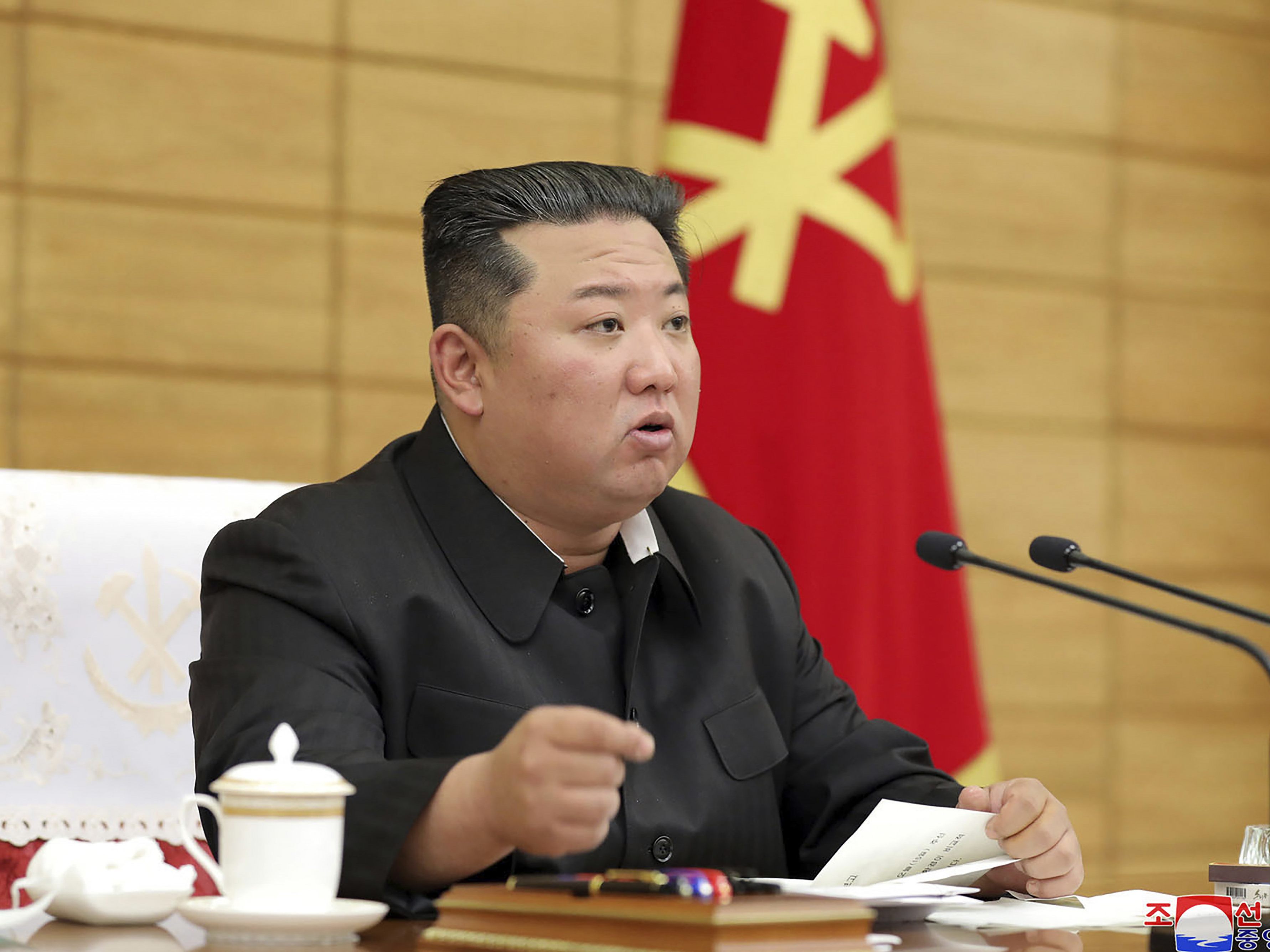 Kim Jong Un weist das Militär in Nordkorea an, die Versorgung mit Corona-Medikamenten in der Hauptstadt Pjöngjang sicherzustellen. Kim Jong Un weist das Militär in Nordkorea an, die Versorgung mit Corona-Medikamenten in der Hauptstadt Pjöngjang sicherzustellen.