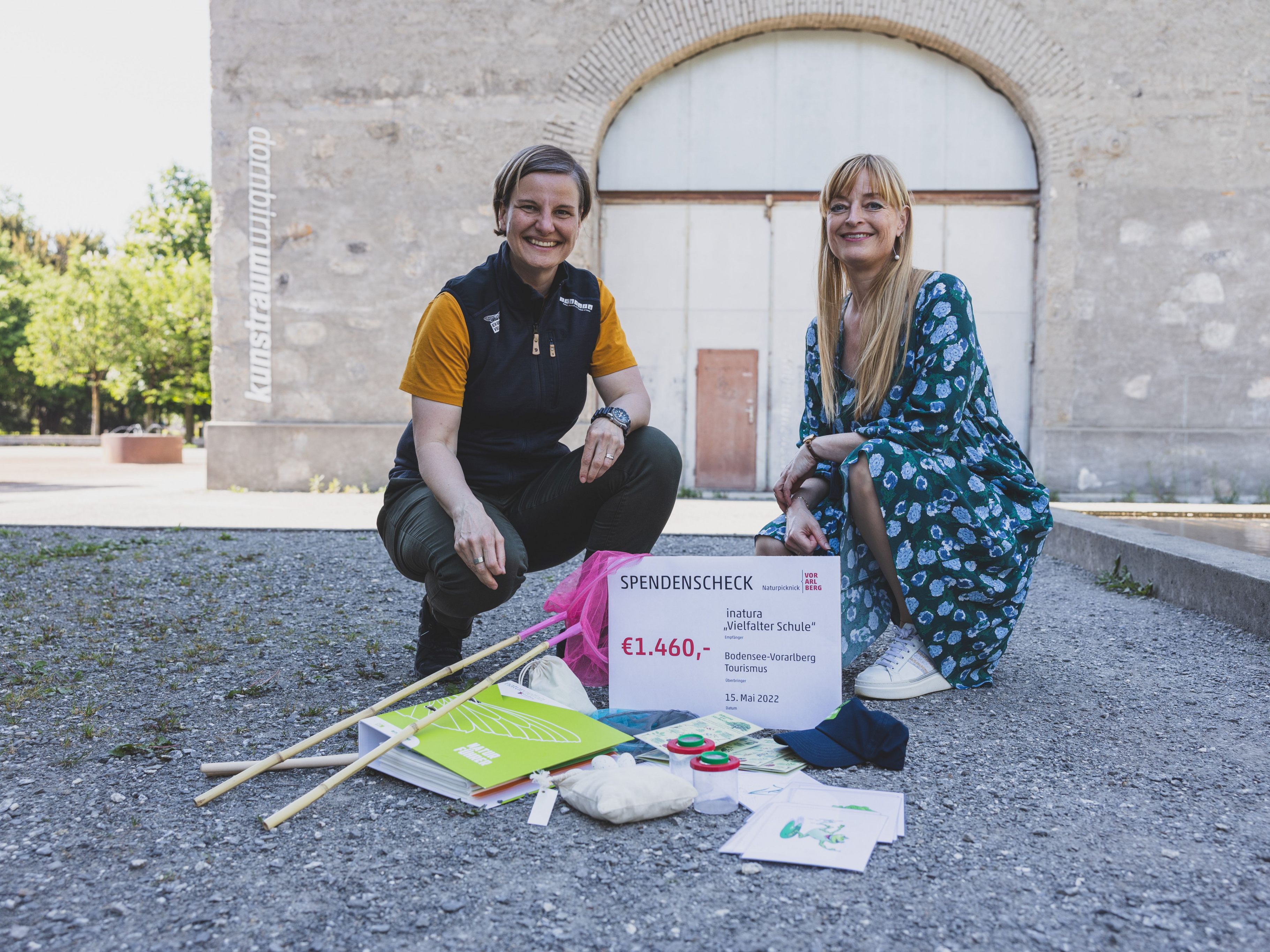 Den Erlös der „Vorarlberger Naturpicknicks“ spendet Bodensee-Vorarlberg Tourismus der inatura Dornbirn. Im Bild: Ruth Swoboda (Direktorin der inatura) und Sabine Spiegel (Bodensee-Vorarlberg Tourismus)