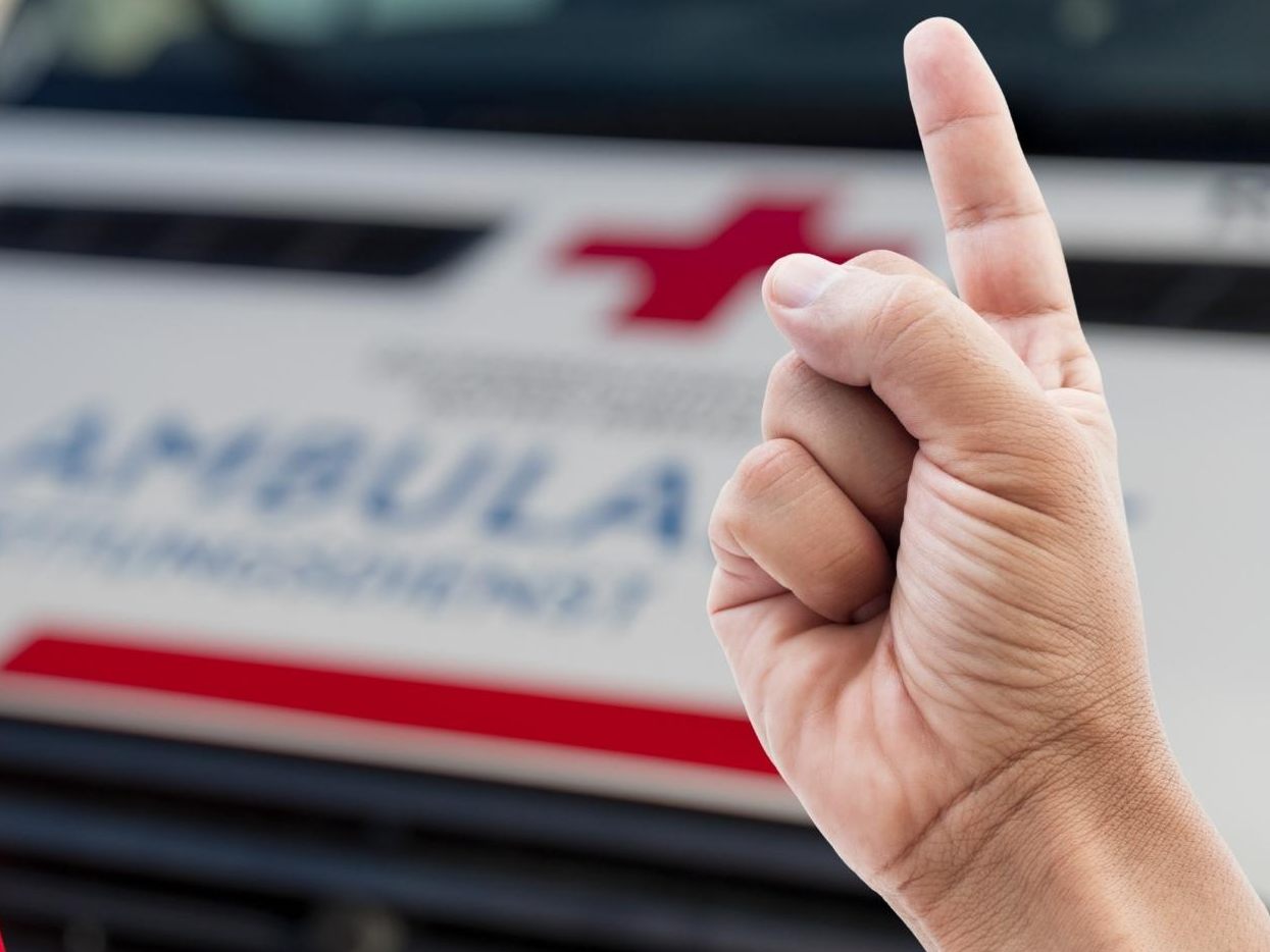 Der E-Biker wurde an der Schulter und am rechten Zeigefinger verletzt.