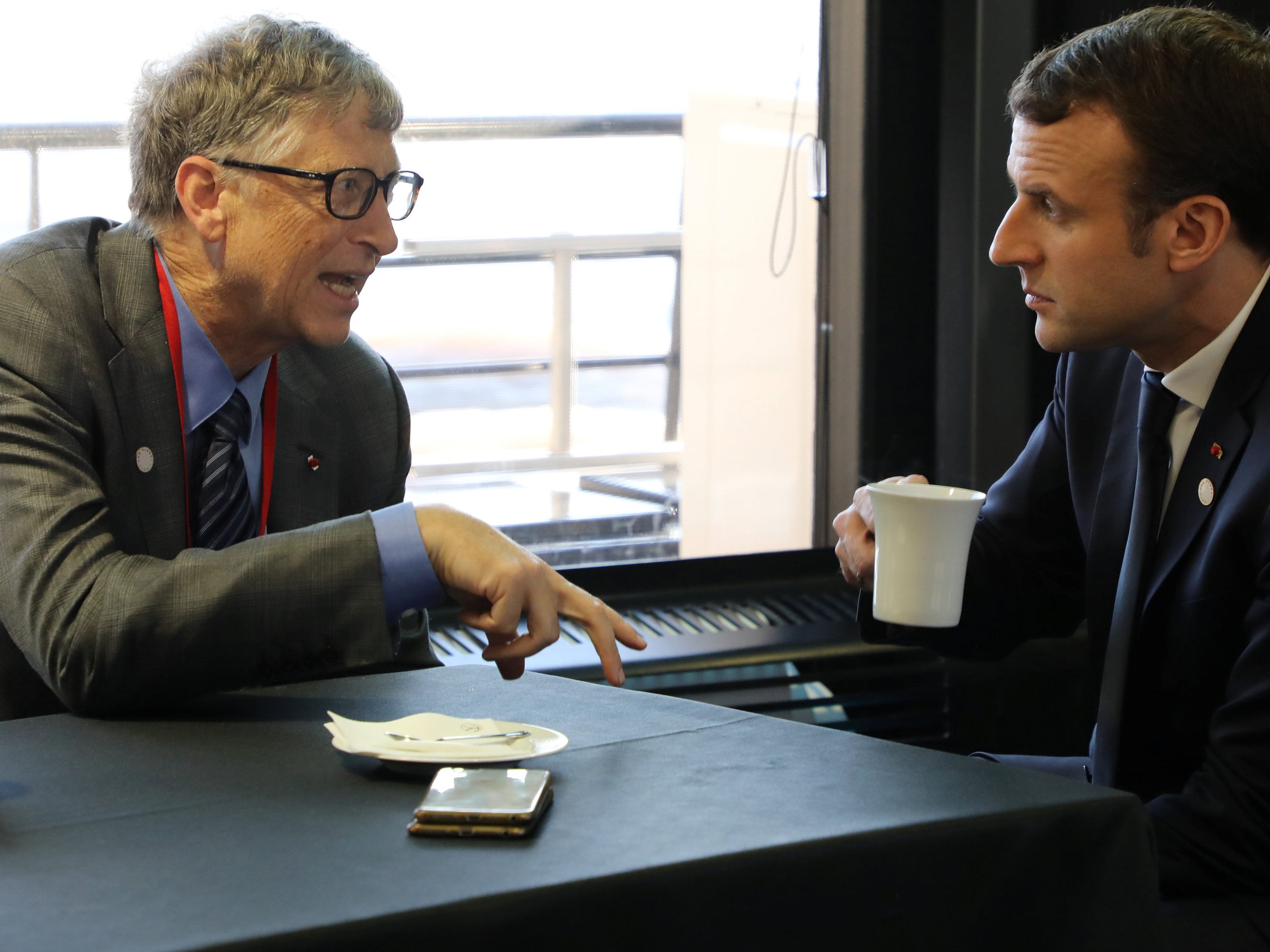 Archivbild: Bill Gates mit Macron.