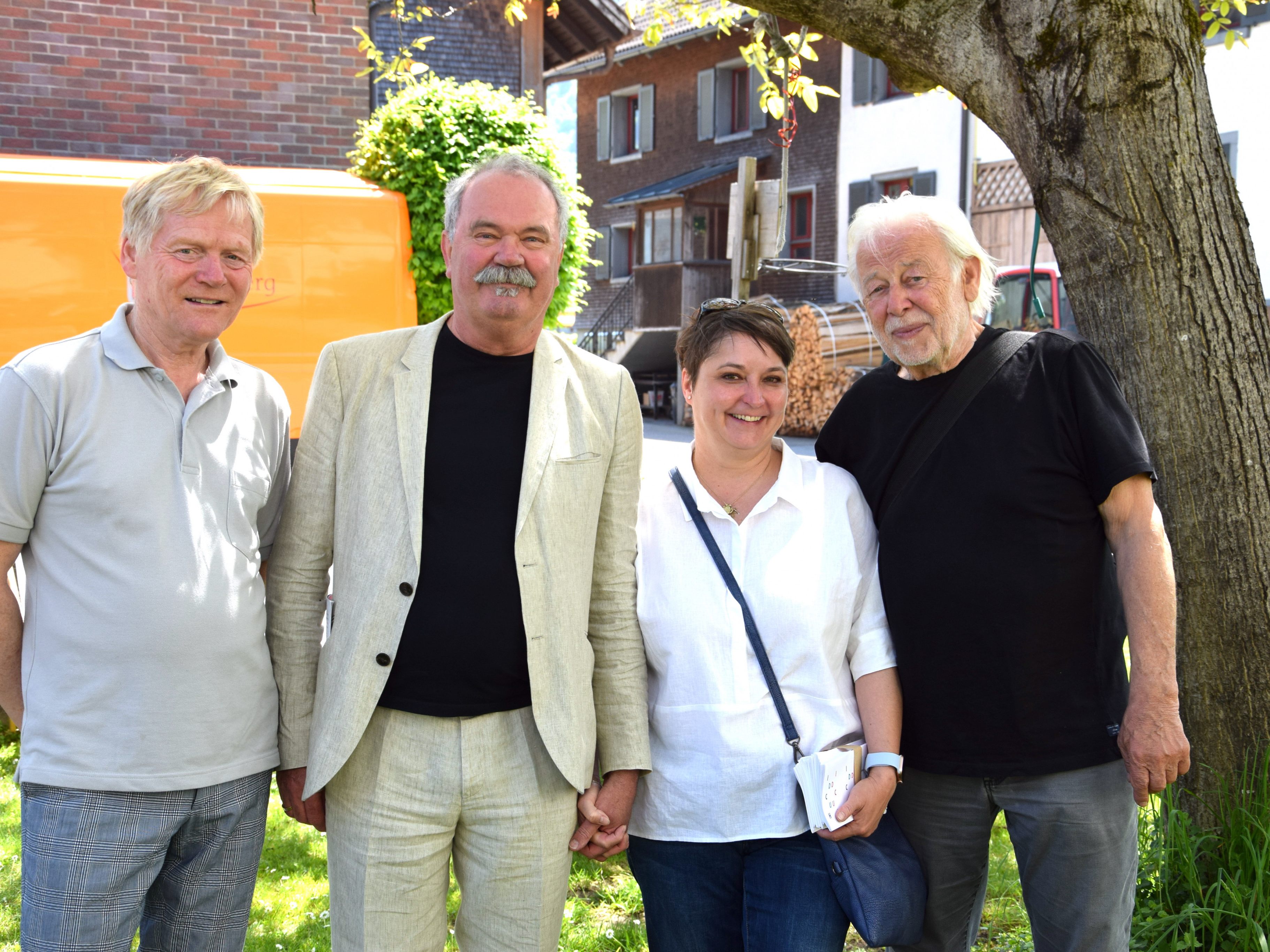 "Artenne"-Projektleiter Helmut Schlatter, Arzt Arthur Tscharre (Obmann "Trägerverein Schulheim Mäder") mit Iris und Fotokünstler Nikolaus Walter am Tag der Ausstellungseröffnung