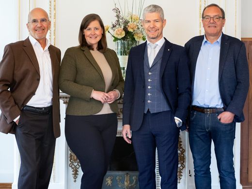 vlnr: Thomas Bitsche (Obmann Verein Villa Falkenhorst) Verena Burtscher (Geschäftsführerin Villa Falkenhorst) Thomas Schreiber (Vorstandsdirektor Sparkasse Bludenz) Arno Sprenger (Leiter Marketing Sparkasse Bludenz vlnr: Thomas Bitsche (Obmann Verein Villa Falkenhorst) Verena Burtscher (Geschäftsführerin Villa Falkenhorst) Thomas Schreiber (Vorstandsdirektor Sparkasse Bludenz) Arno Sprenger (Leiter Marketing Sparkasse Bludenz