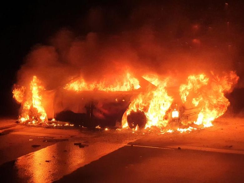 Auf der Wiener Außenring Schnellstraße (S1) stand in der Nacht auf Sonntag ein Auto in Vollbrand.