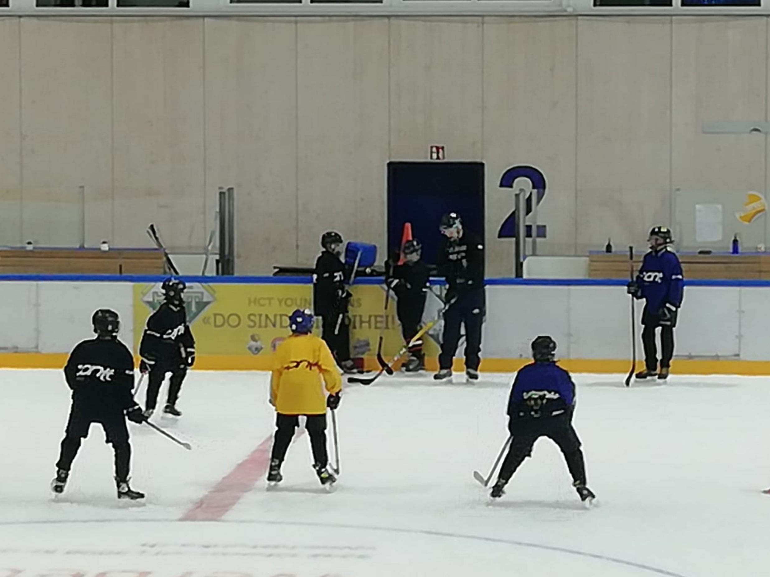 Die jungen Hockeycracks waren mit vollem Engagement beim ersten Eistraining dabei