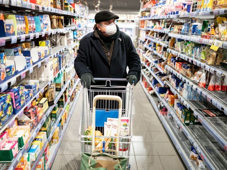 Ein Drittel plant, sich aktuell beim Einkaufen einzuschränken, weil alles so teuer geworden ist