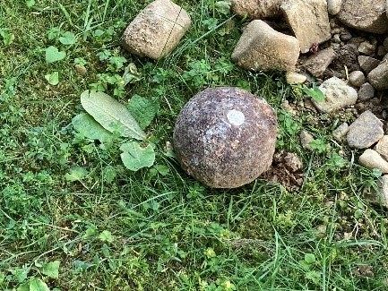 Mann fand in Marxingerstraße in Wien-Hietzing Gegenstand, der als Kanonenkugel aus der 2. Türkenbelagerung identifiziert wurde.